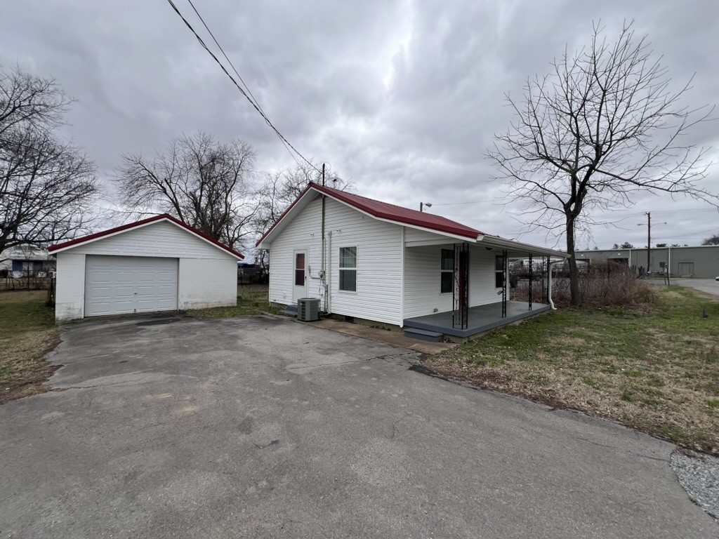 211 W Lyons St Property Photo 2