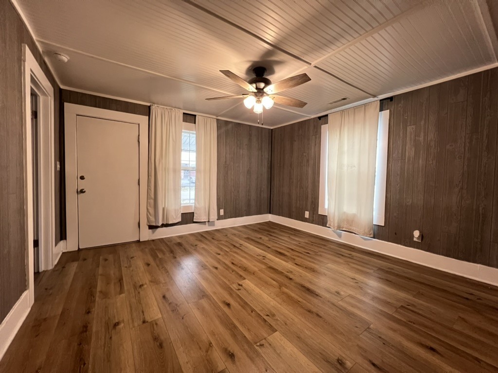 211 W Lyons St Property Photo 4