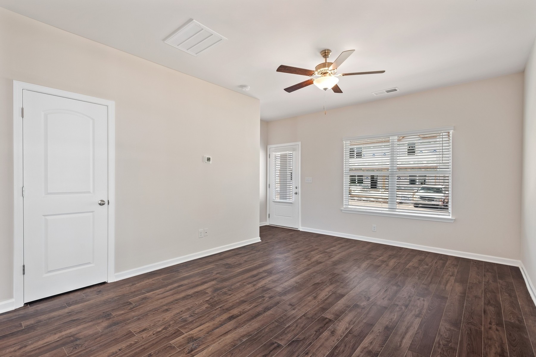 6078 Cullen Dr Property Photo 4