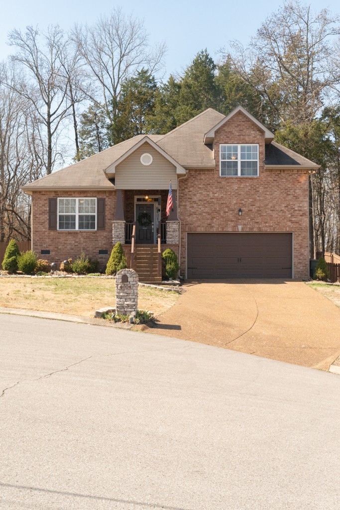 4004 New London Ct Property Photo 2
