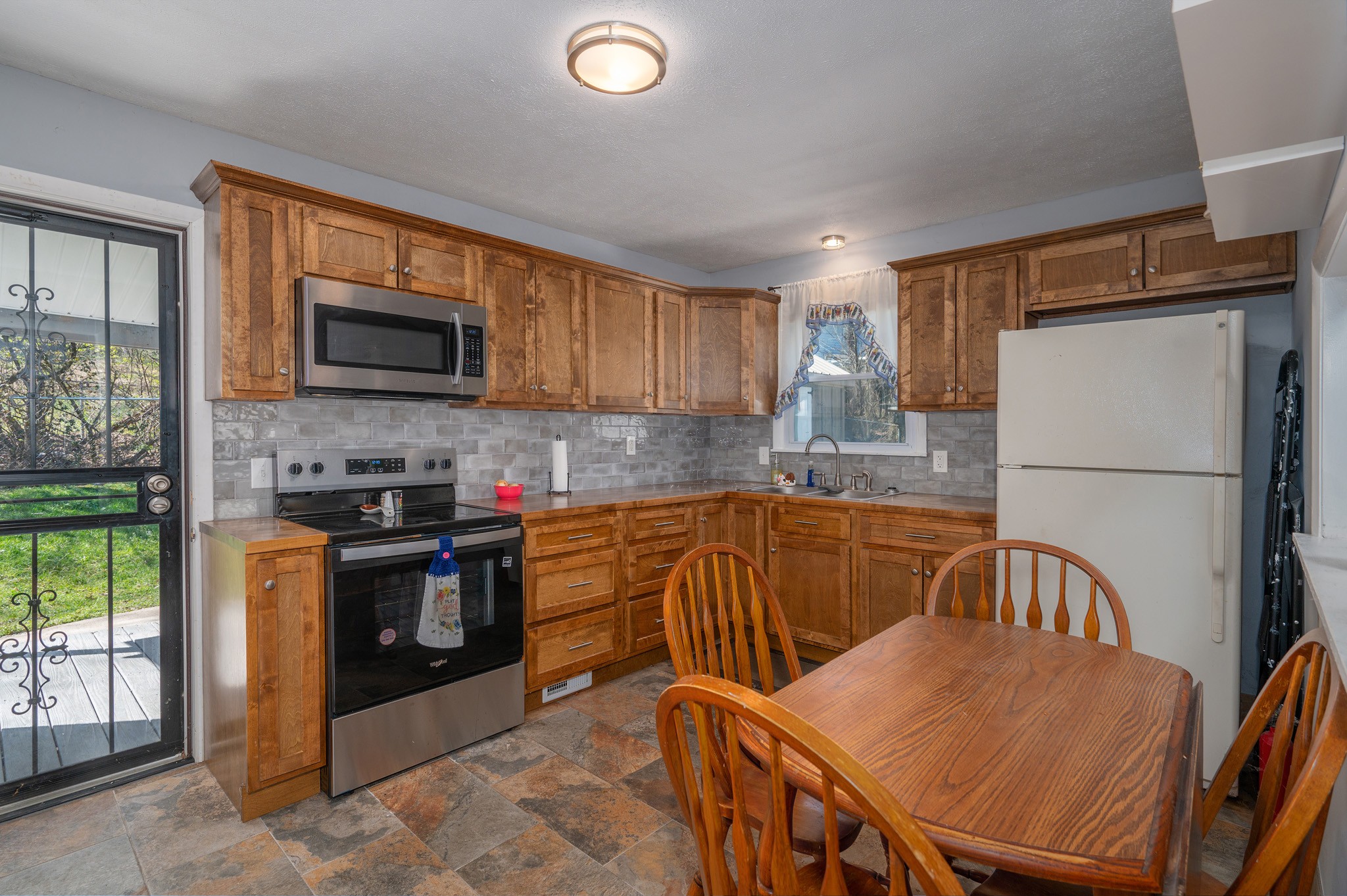 4608 Arapaho Ct Property Photo 6