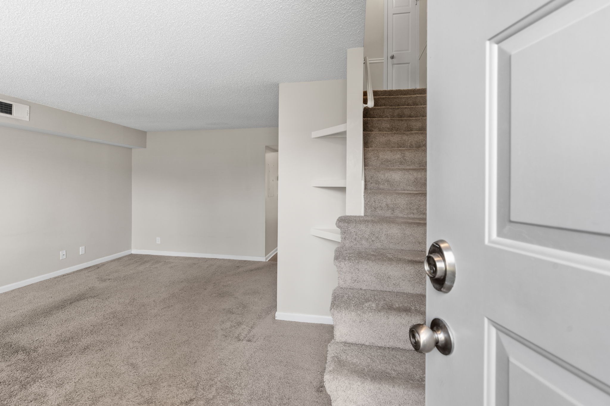 1002 E Northfield Blvd Property Photo 3