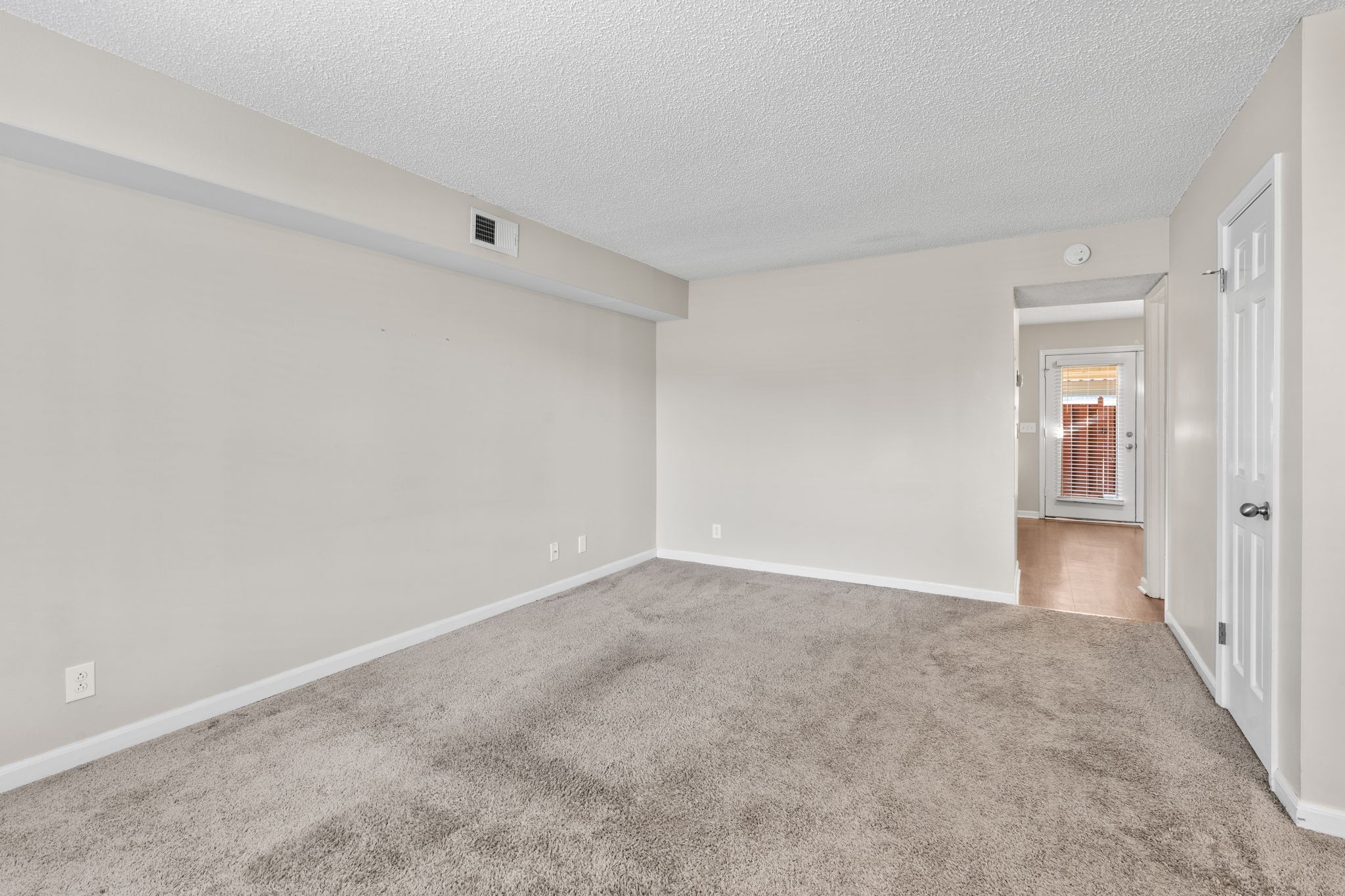 1002 E Northfield Blvd Property Photo 4