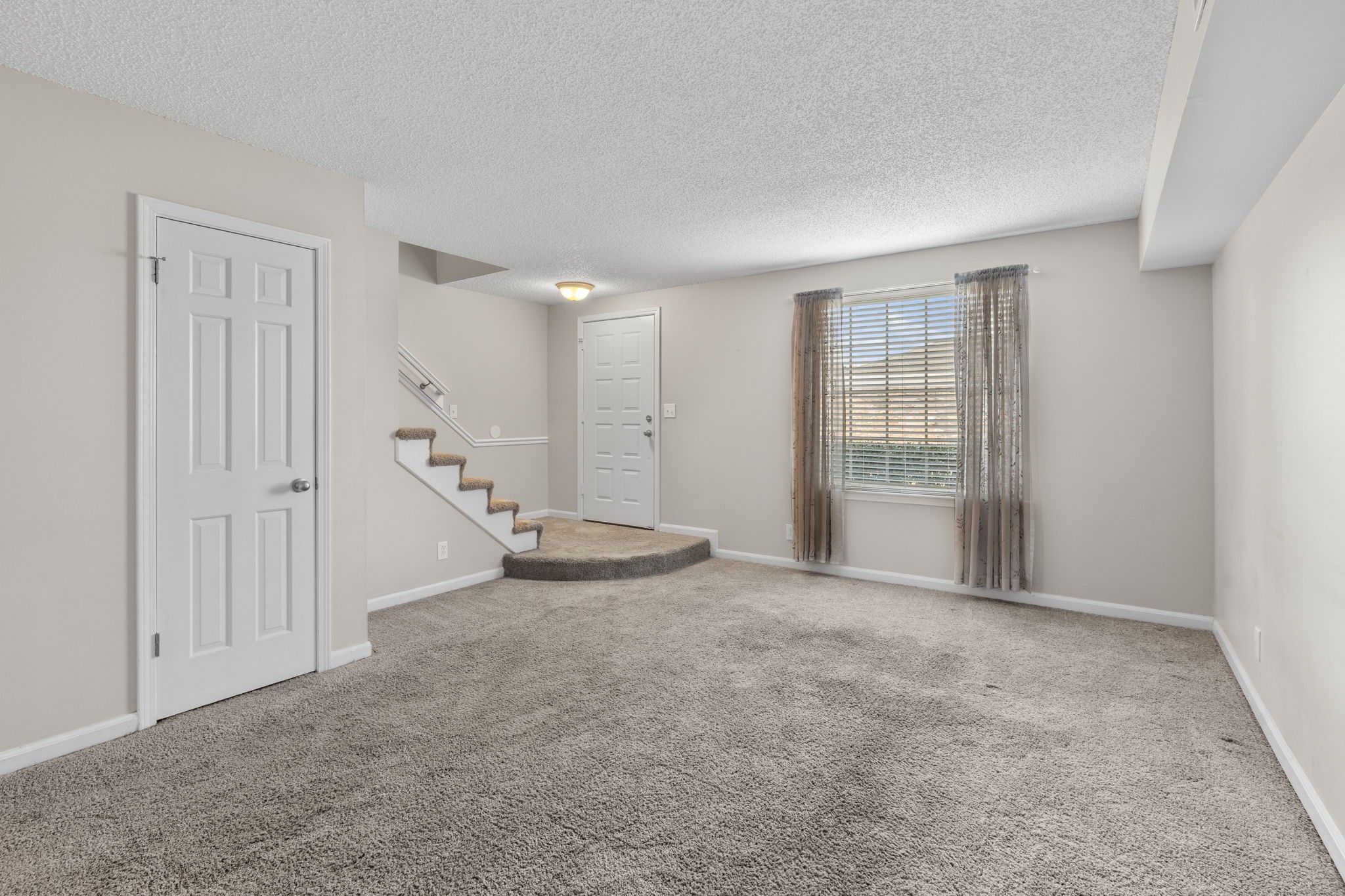 1002 E Northfield Blvd Property Photo 6