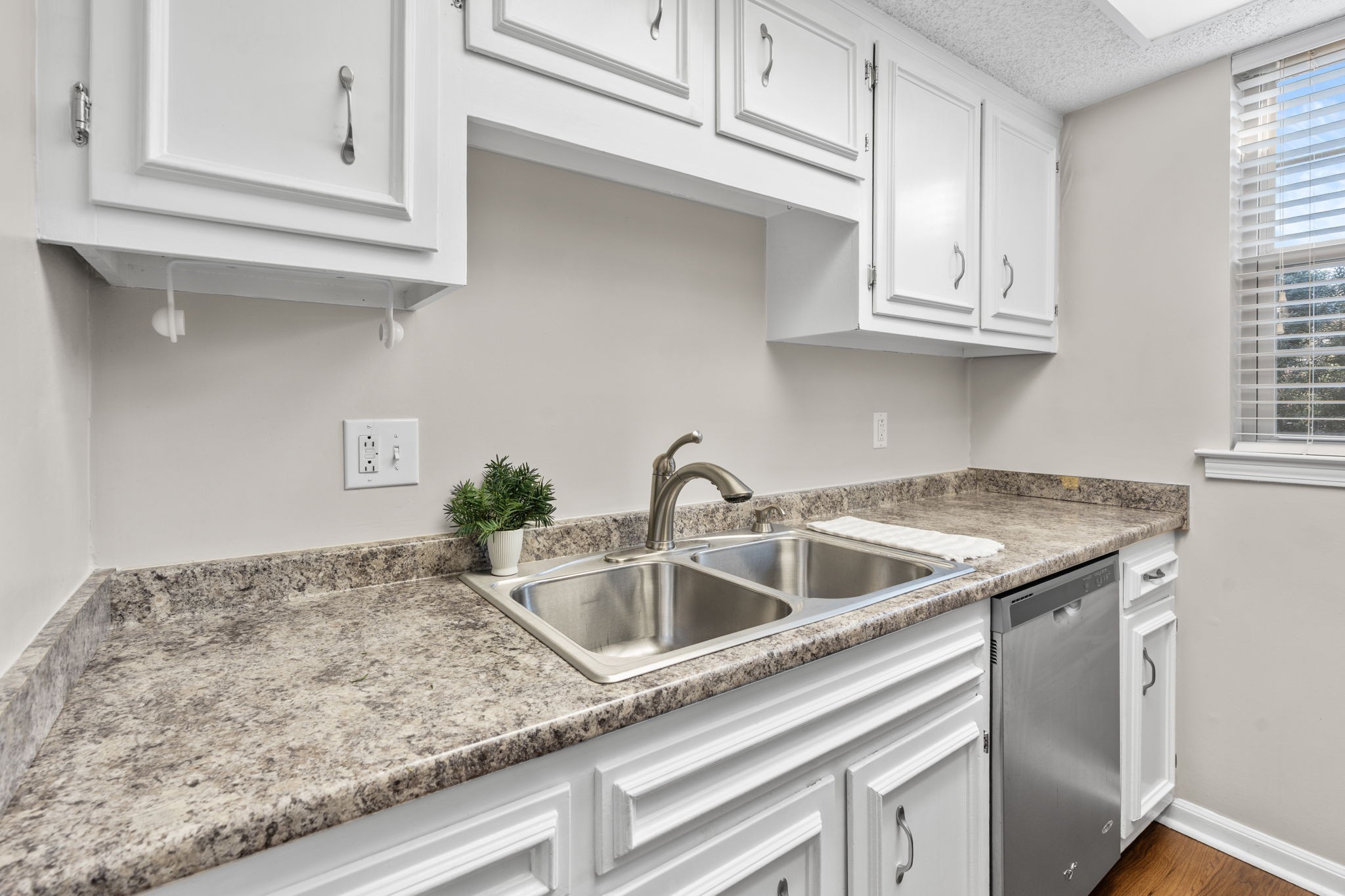 1002 E Northfield Blvd Property Photo 11