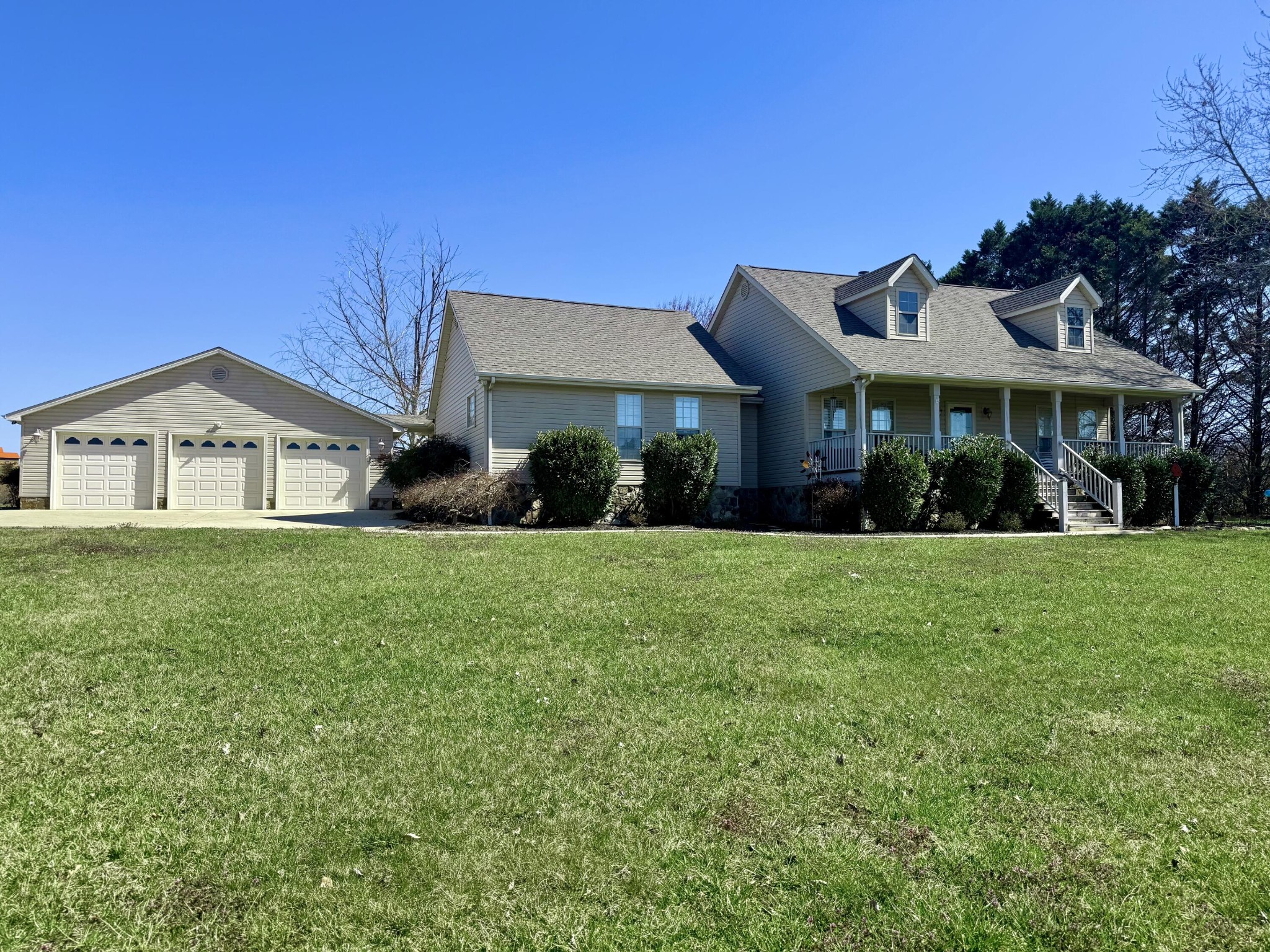 799 Riverbend Drive Property Photo 2