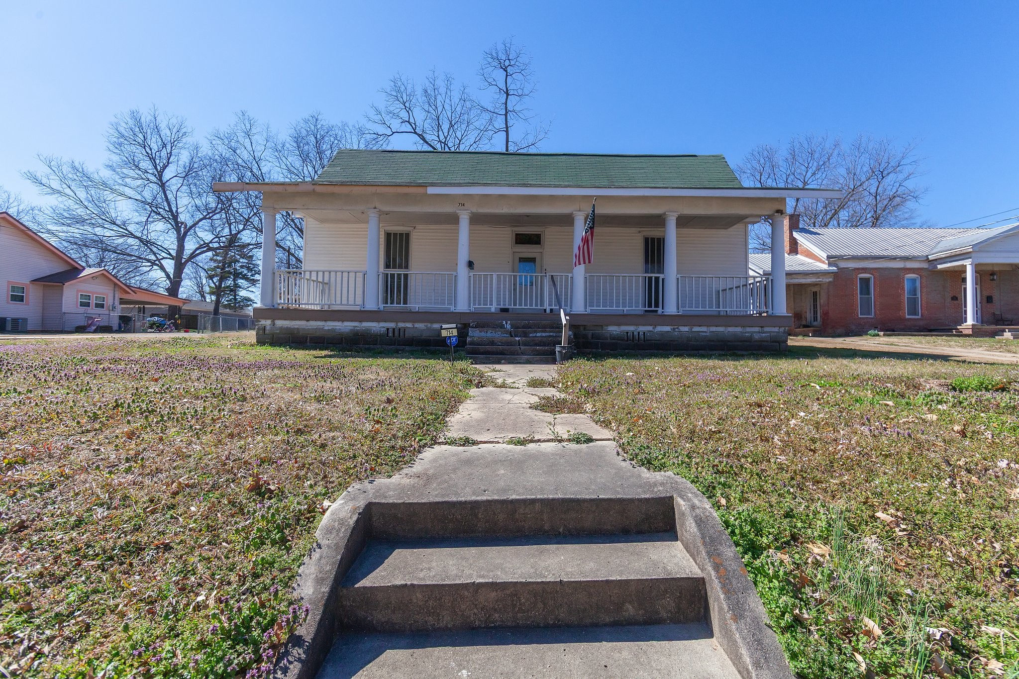 714 S College St Property Photo 1