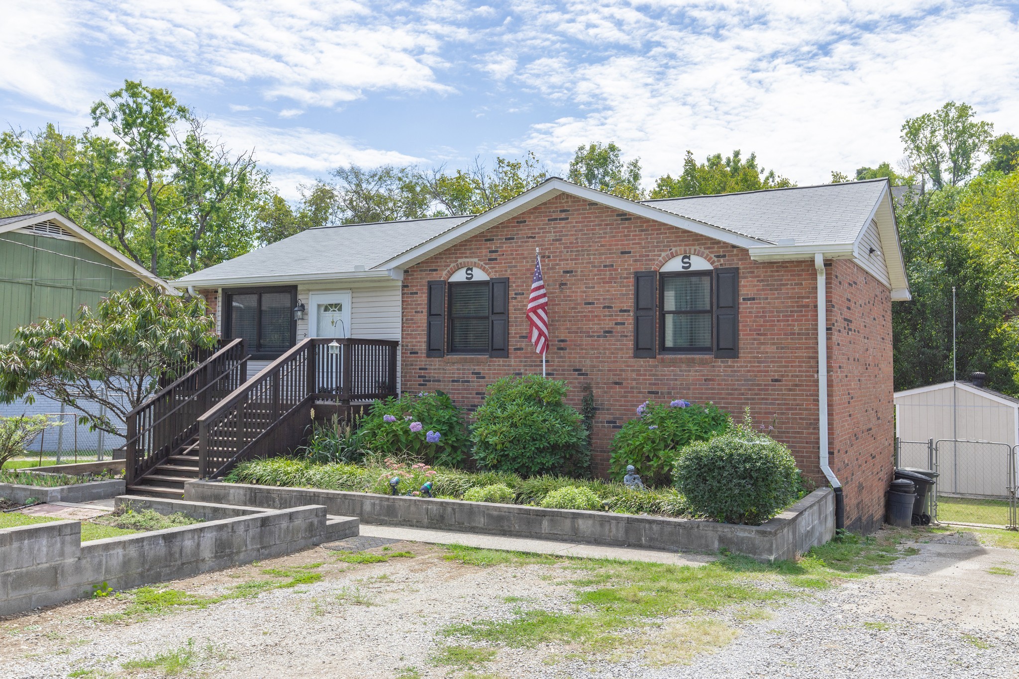 425 Rockwood Dr Property Photo 2