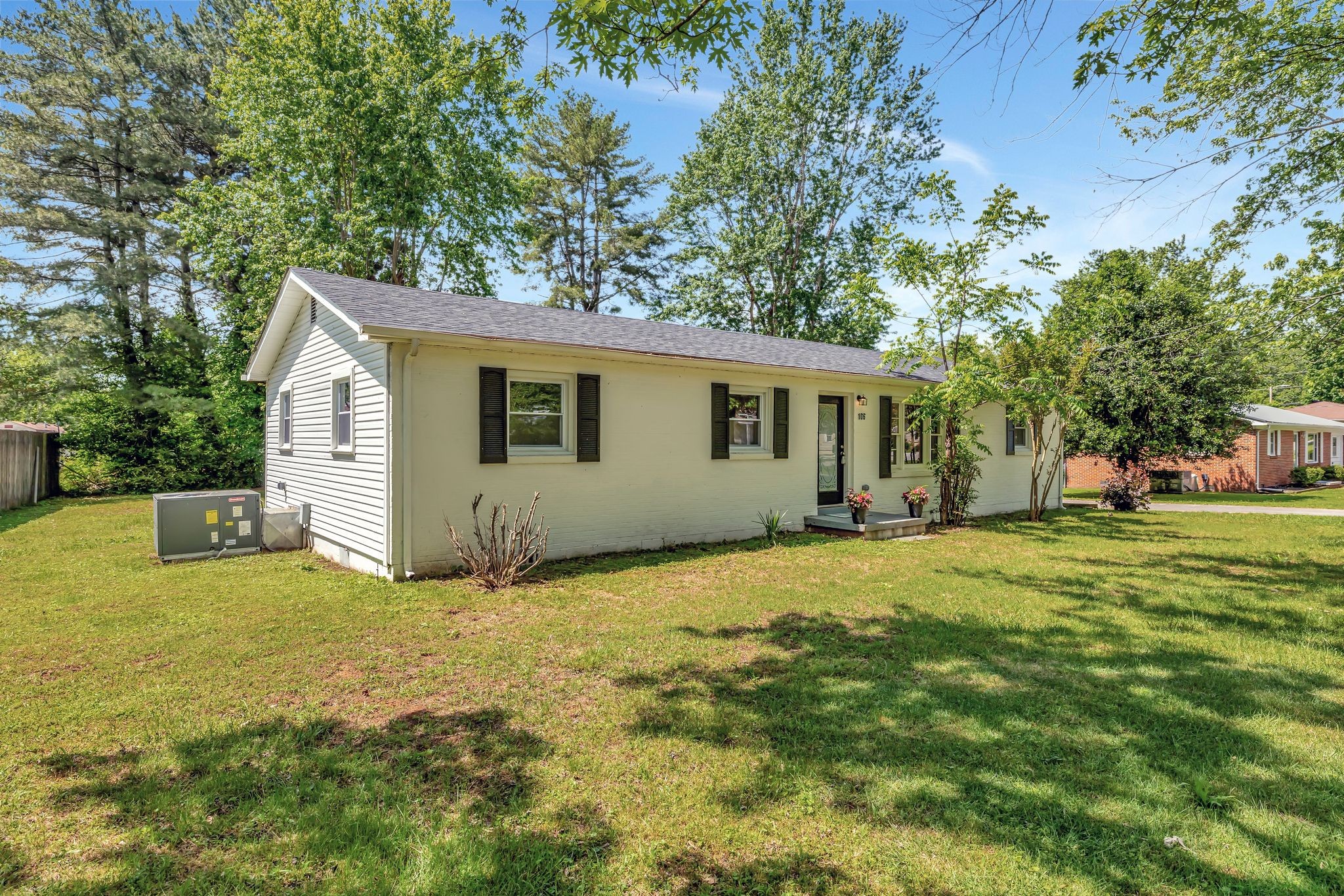 106 Julian St Property Photo 4