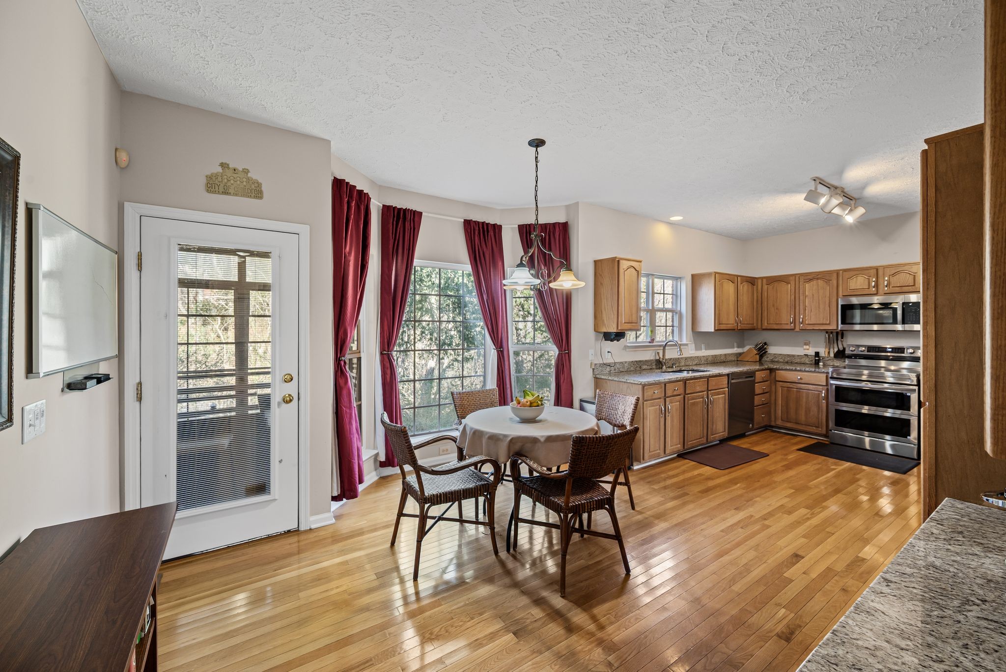 1153 Streamdale Pt, E Property Photo 7