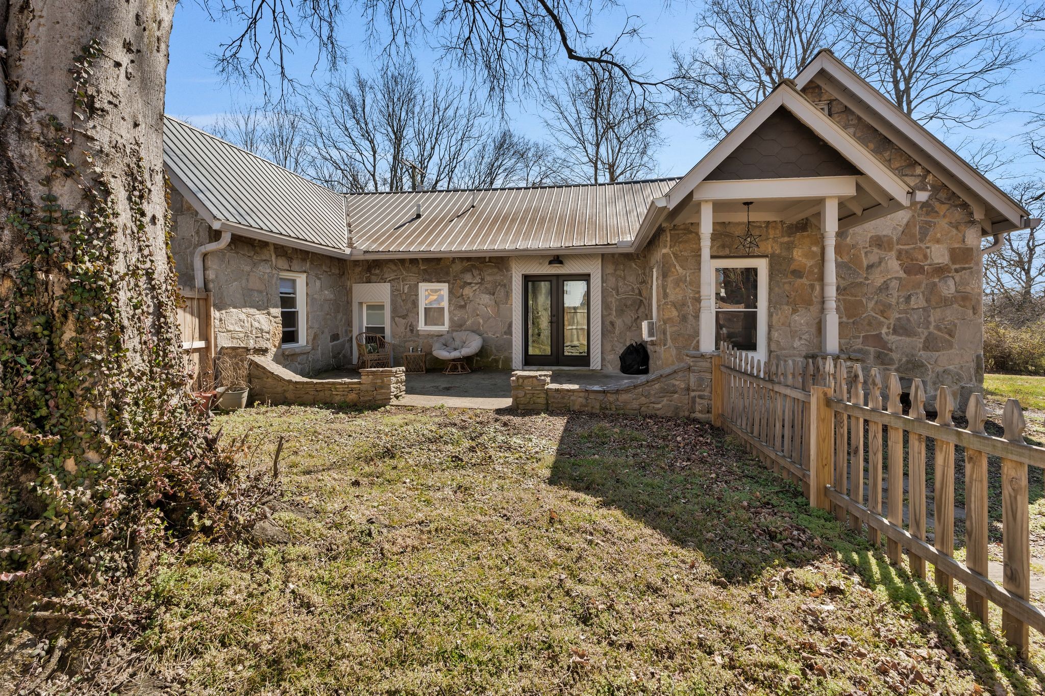 1525 Riverside Dr Property Photo 1