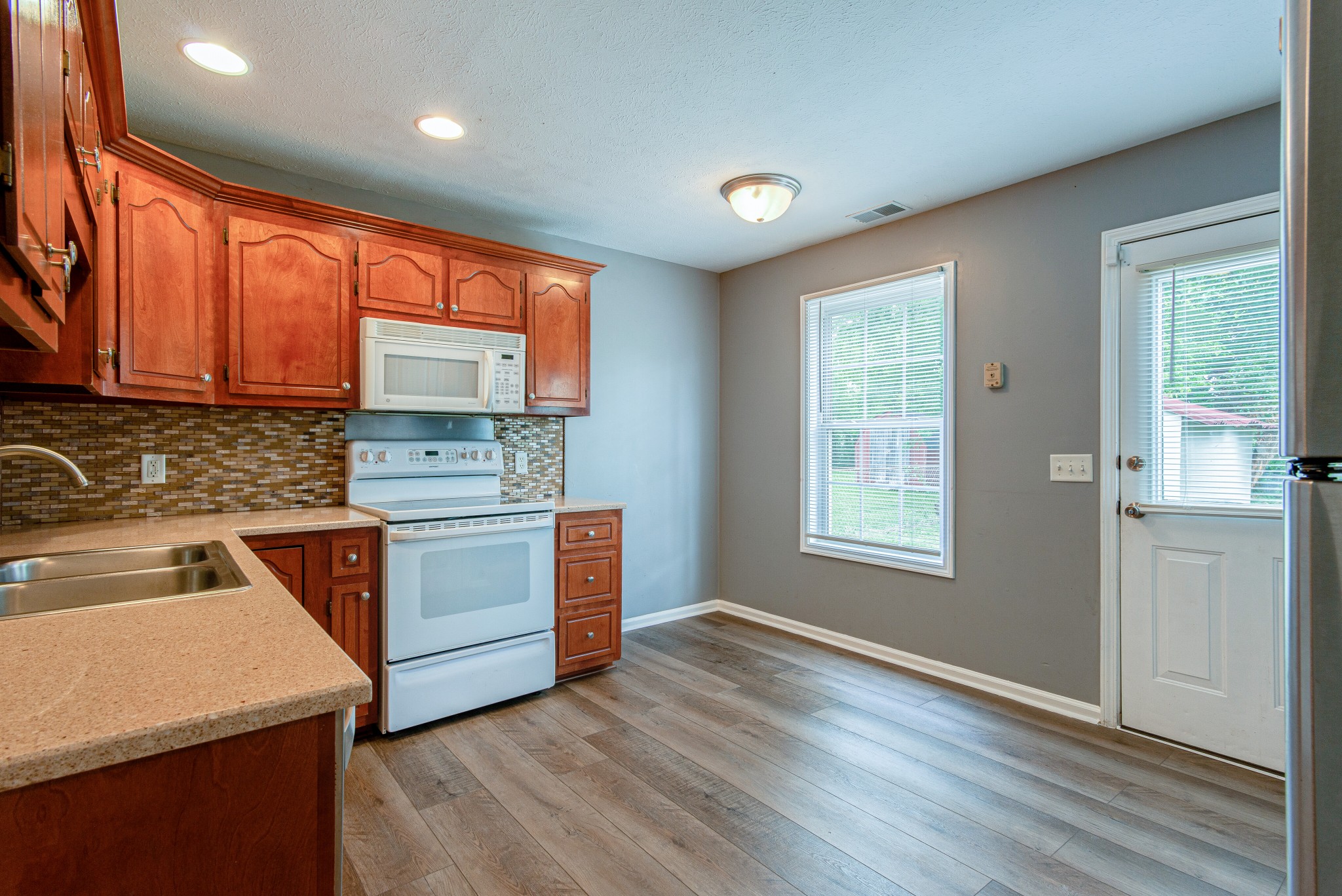 679 Park Street Property Photo 6