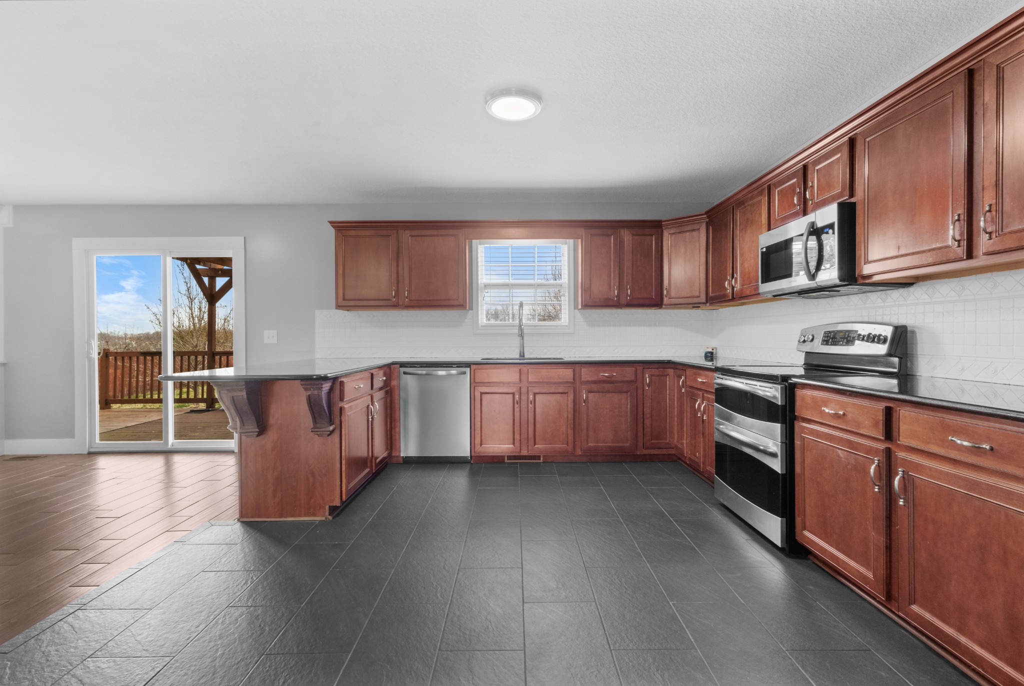 1197 Castlewood Dr Property Photo 8