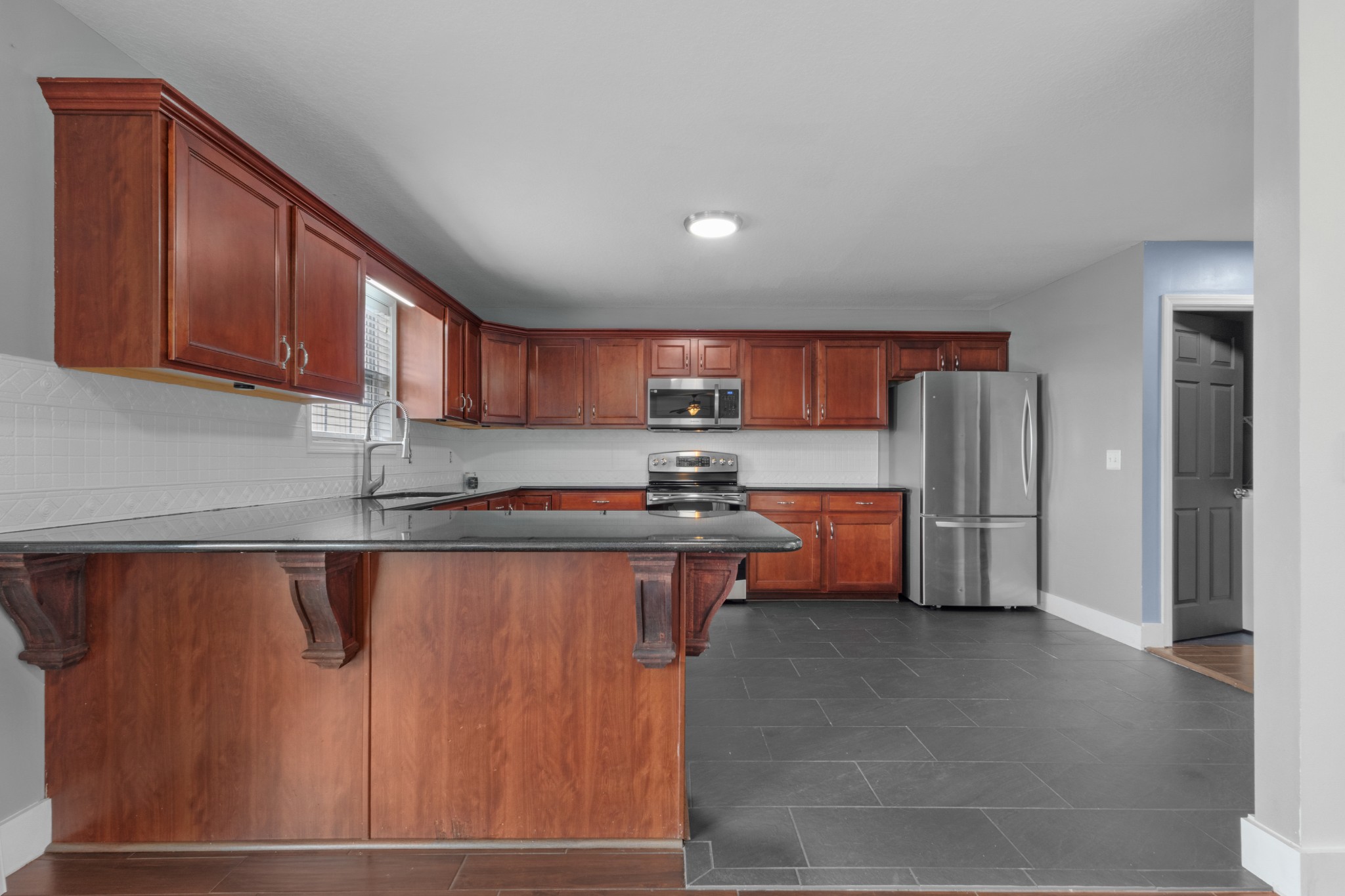 1197 Castlewood Dr Property Photo 9