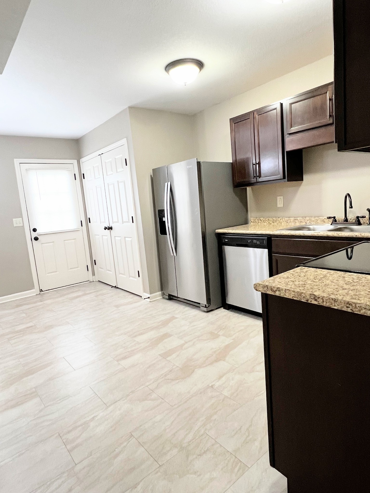 1214 Ash Ridge Dr Property Photo 4