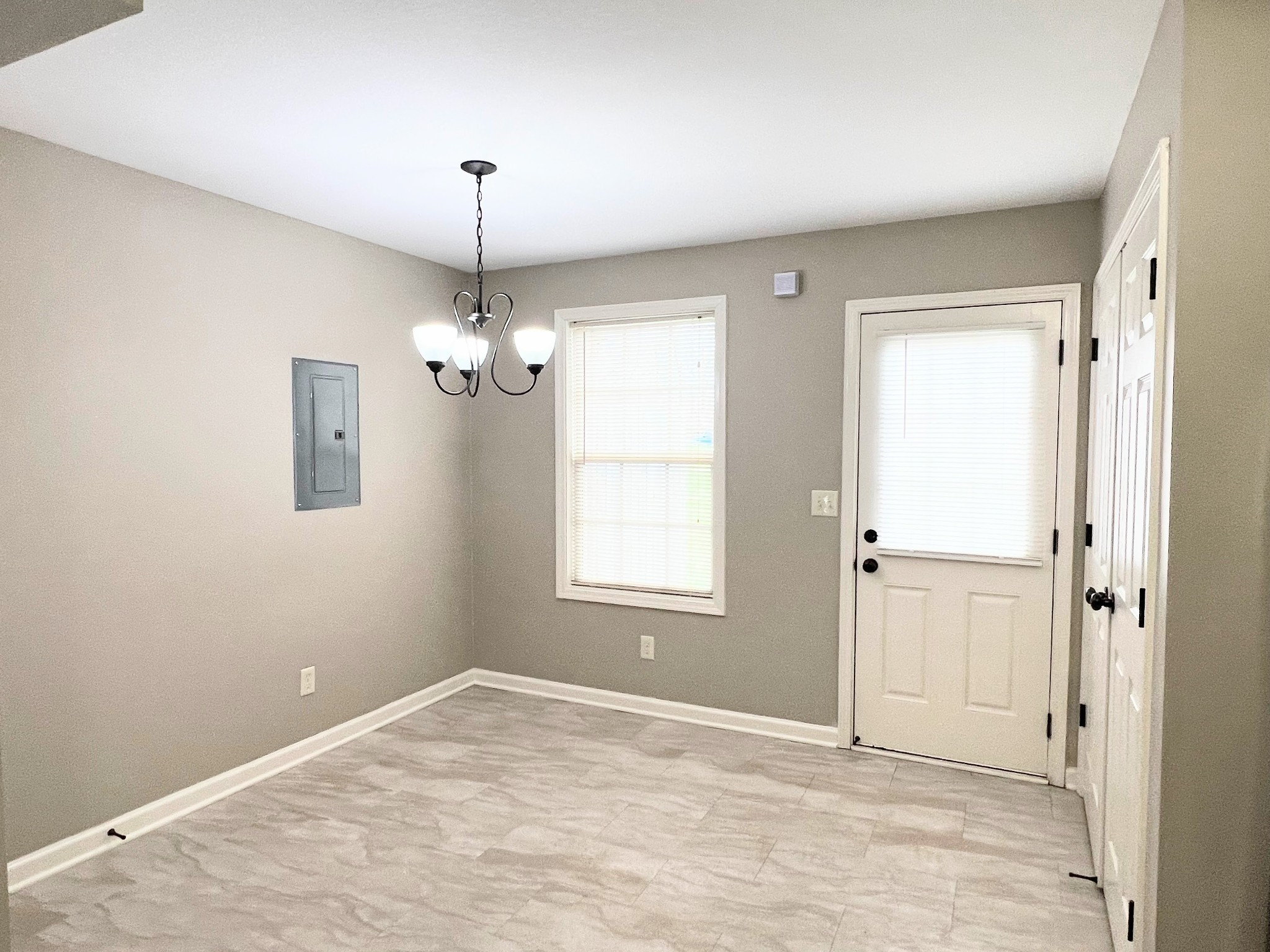 1214 Ash Ridge Dr Property Photo 6