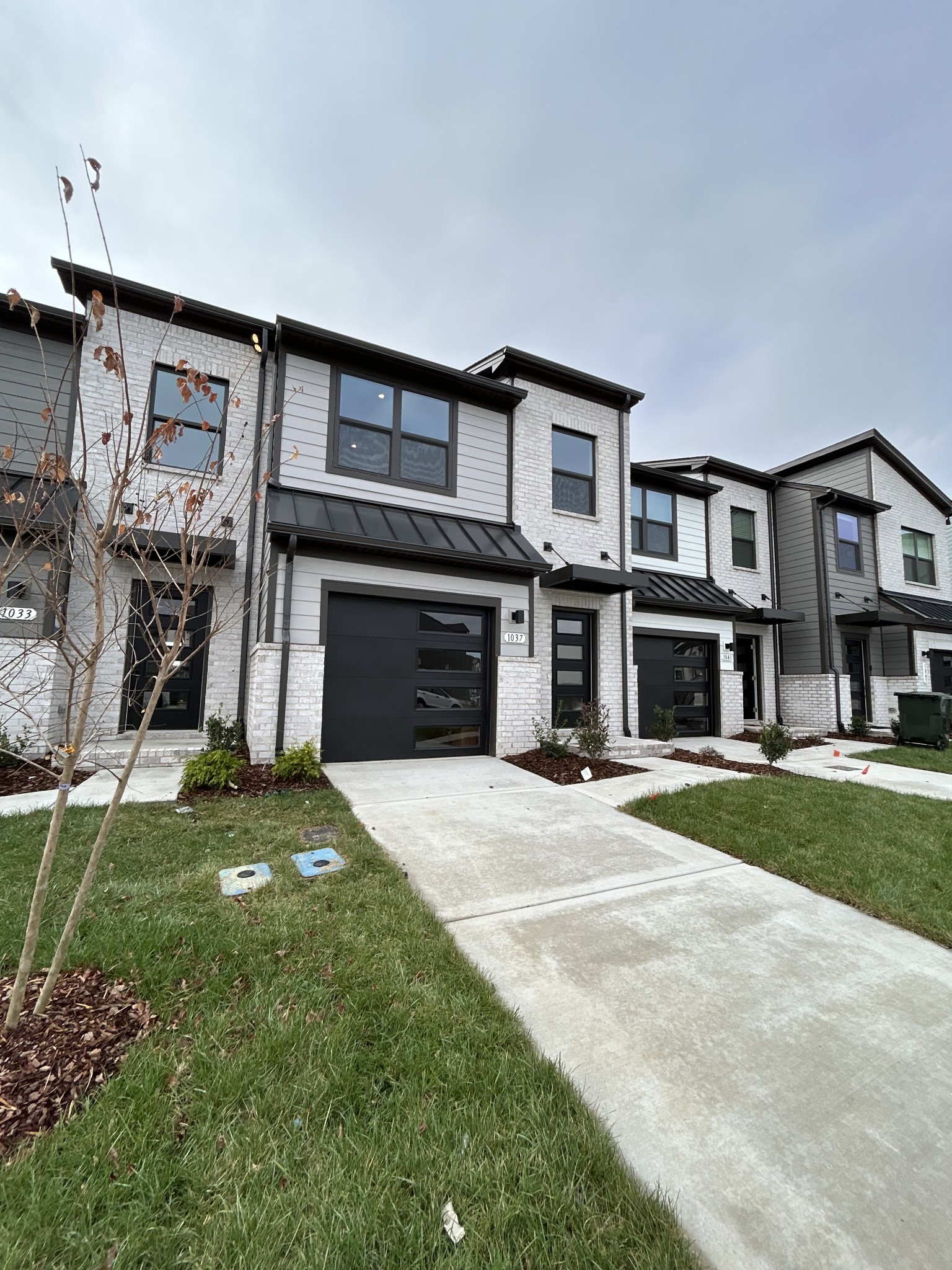 1037 Riverbrook Dr Property Photo 1