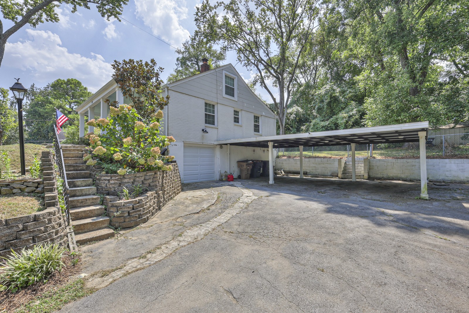 727 Woodmere Dr Property Photo 3
