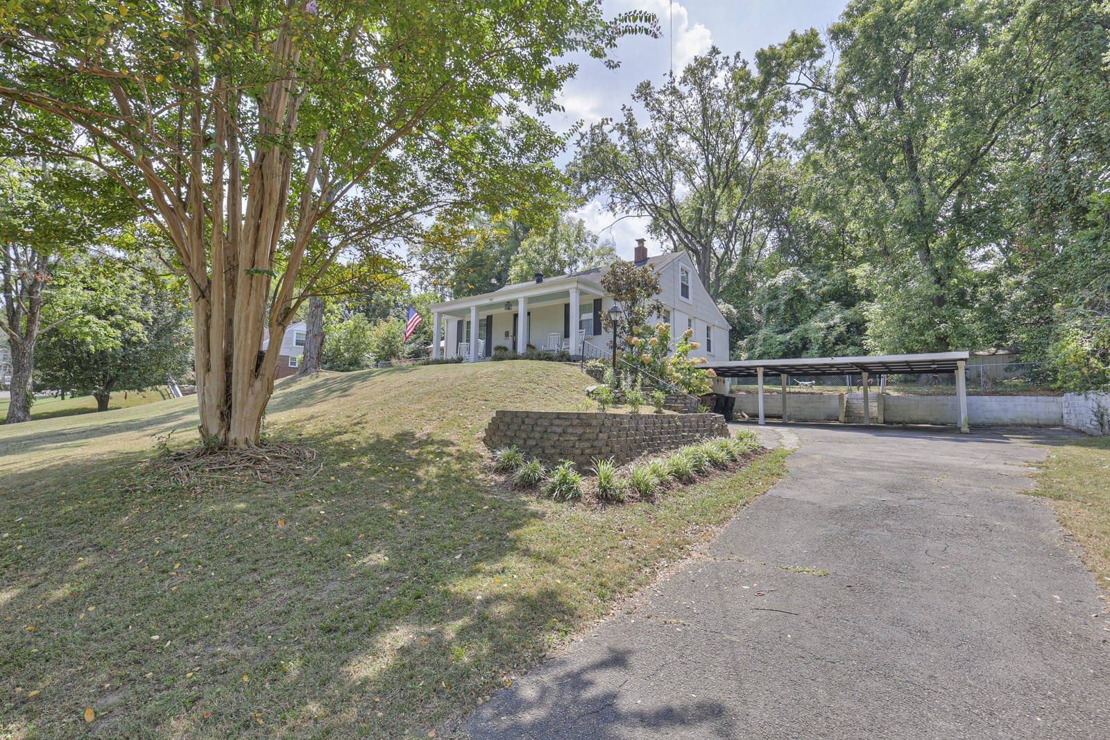 727 Woodmere Dr Property Photo 4