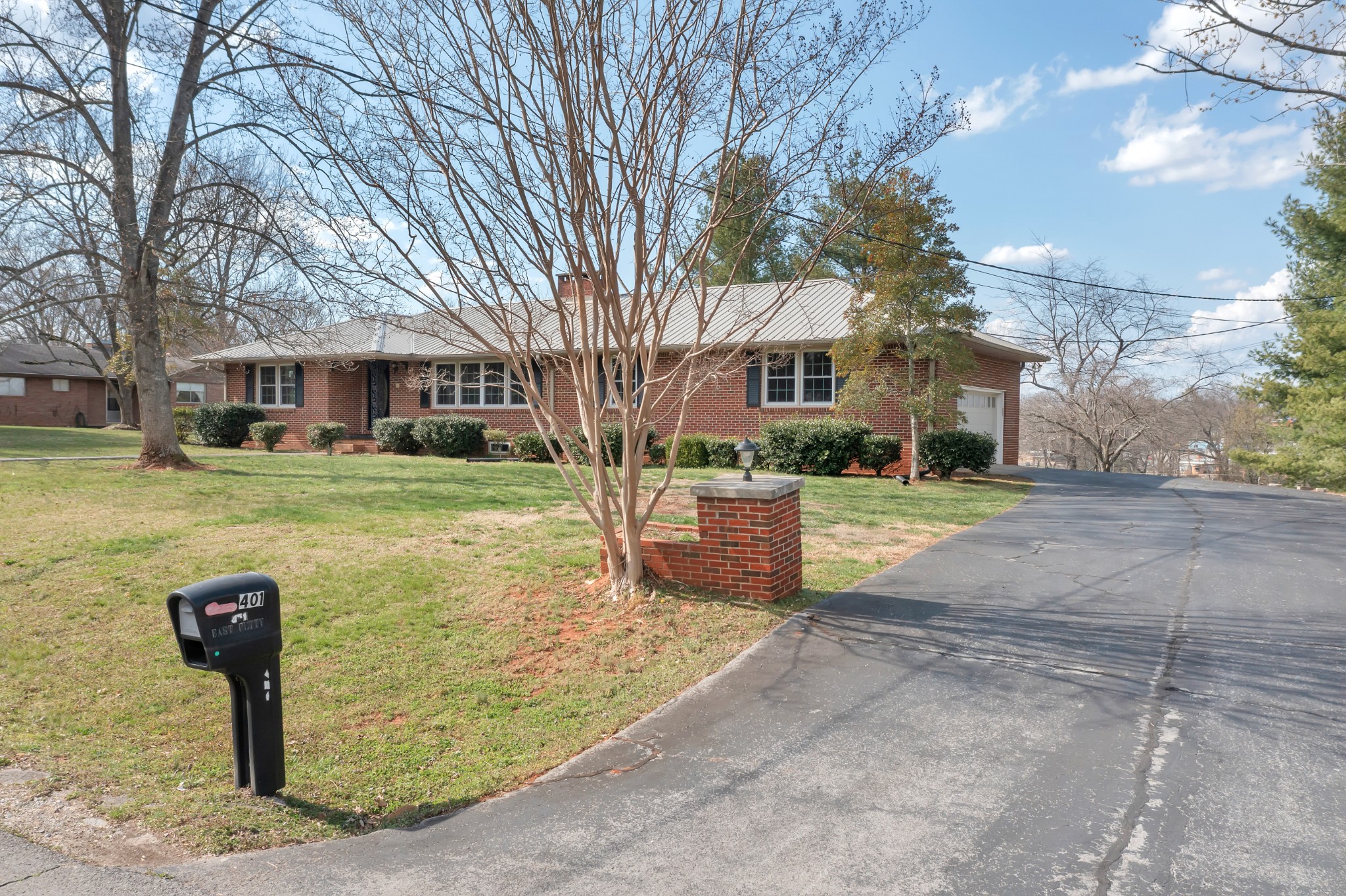 401 E Petty Ln Property Photo 1