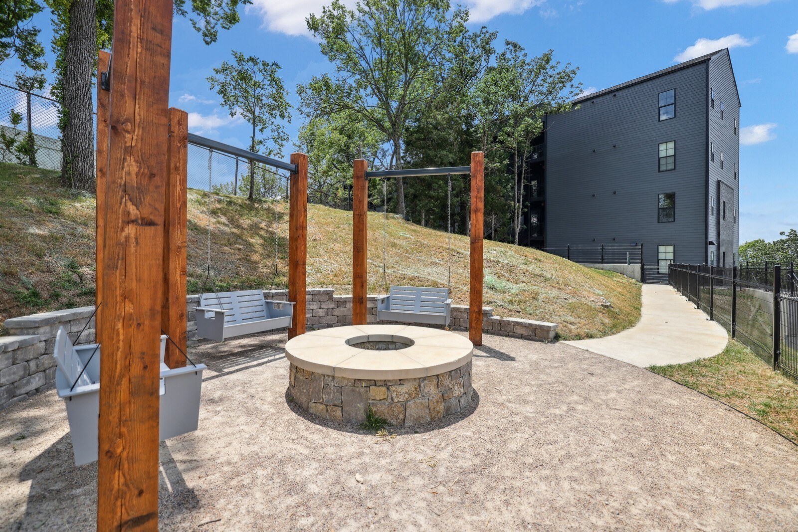 600 E Trinity Ln Property Photo 4