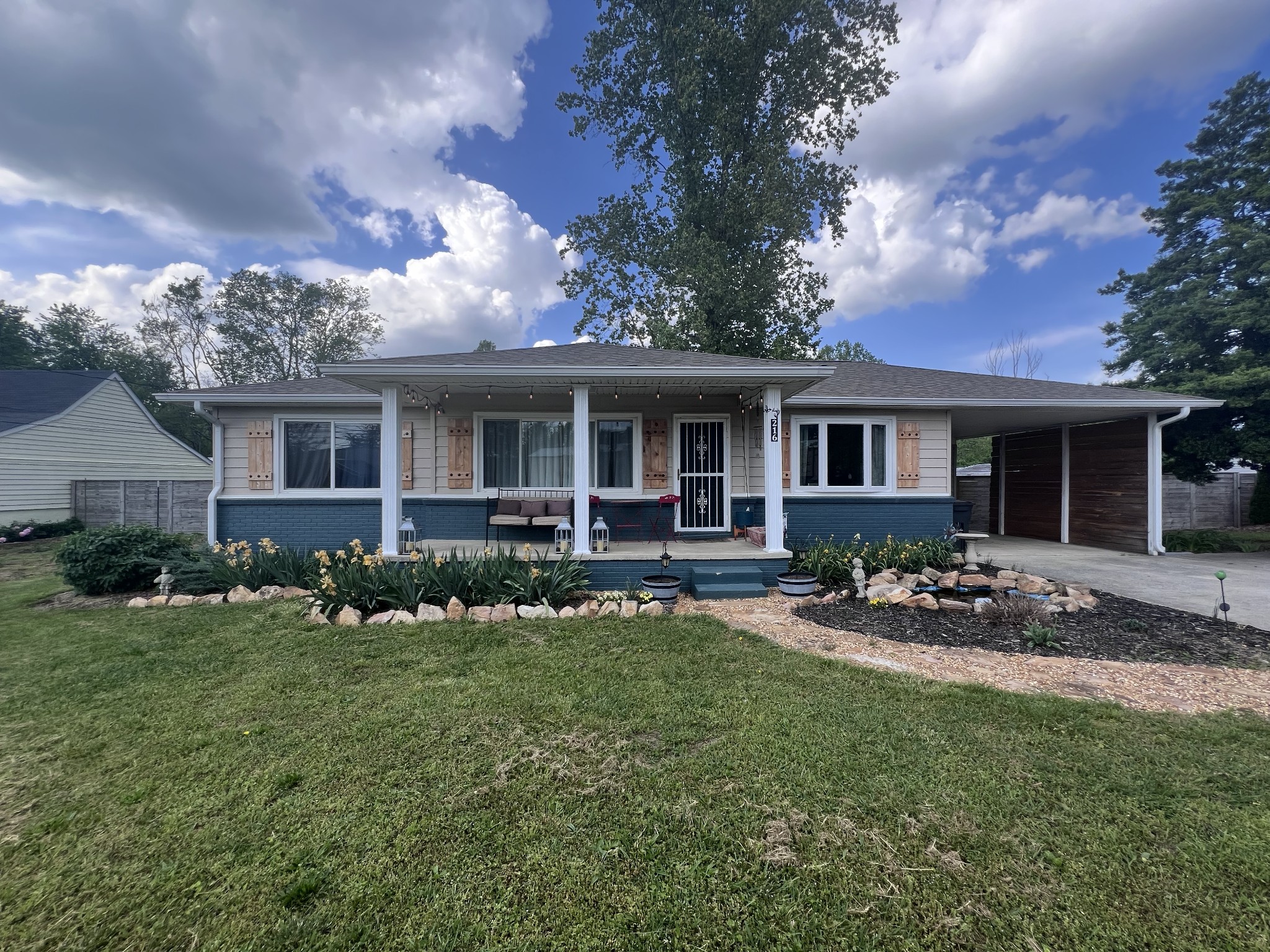 216 1st St Property Photo
