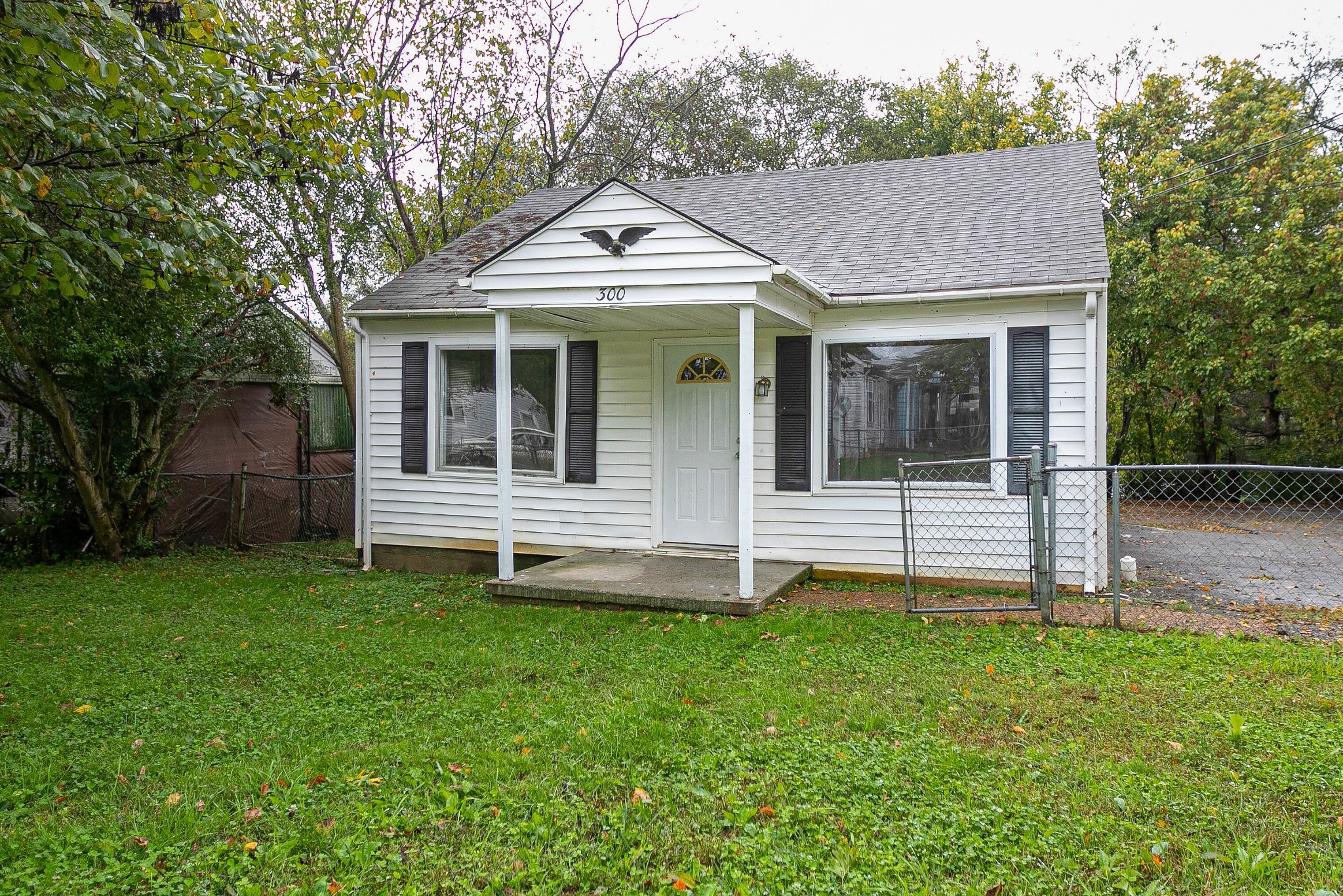 300 E Highland Dr Property Photo 1