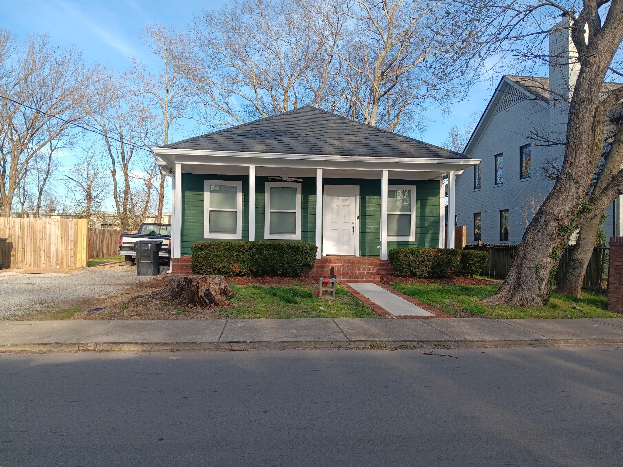 354 9th Ave, N Property Photo 1