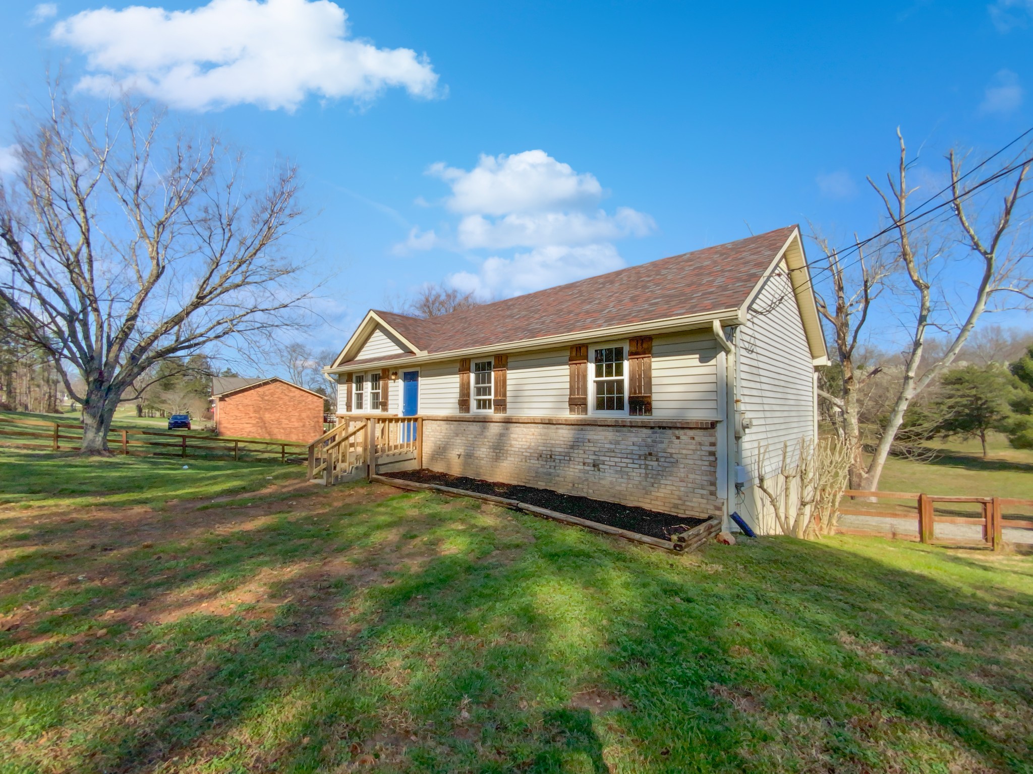 1001 Gill Rd Property Photo 2
