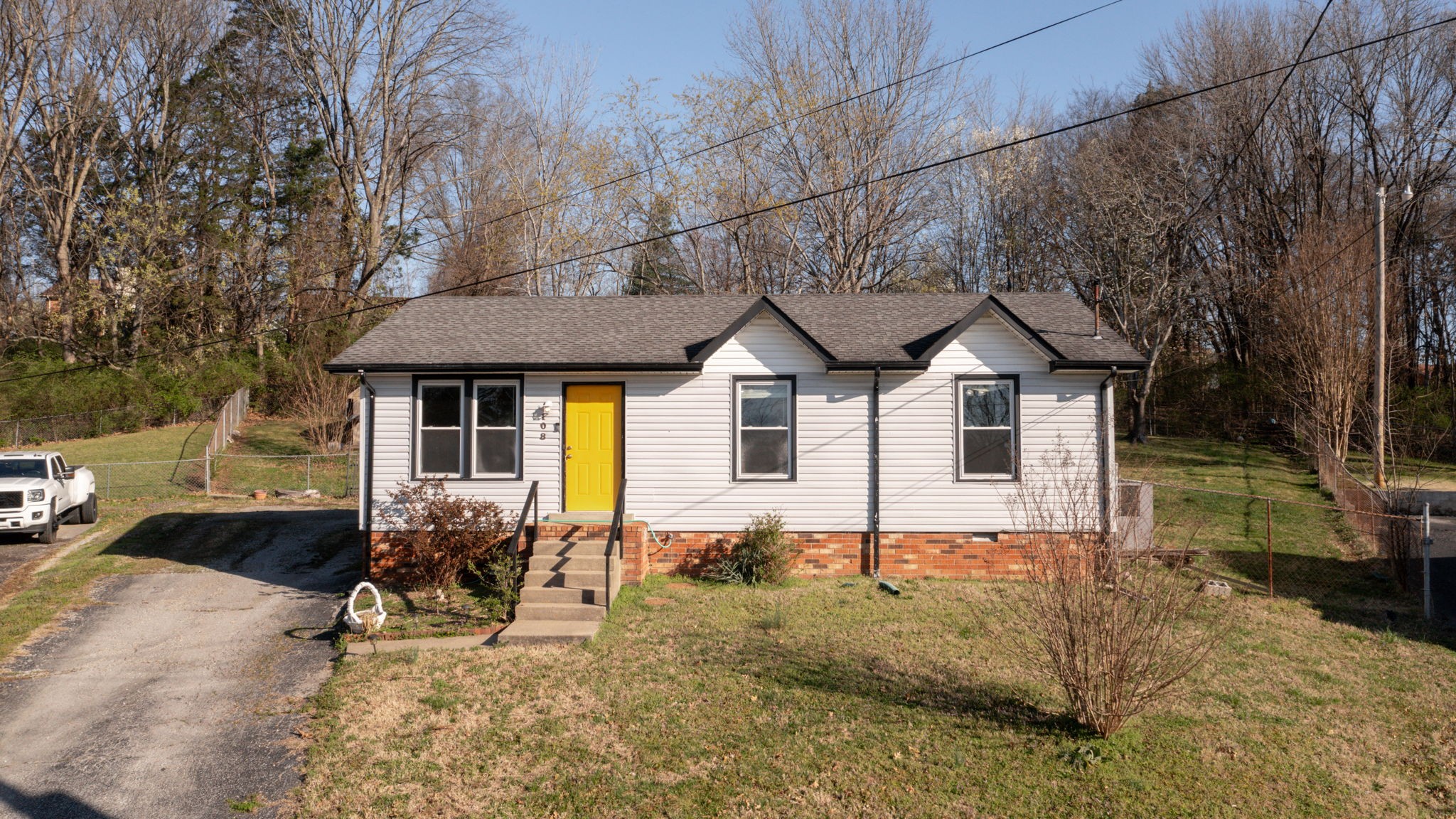 108 Oakwood Ct Property Photo 1