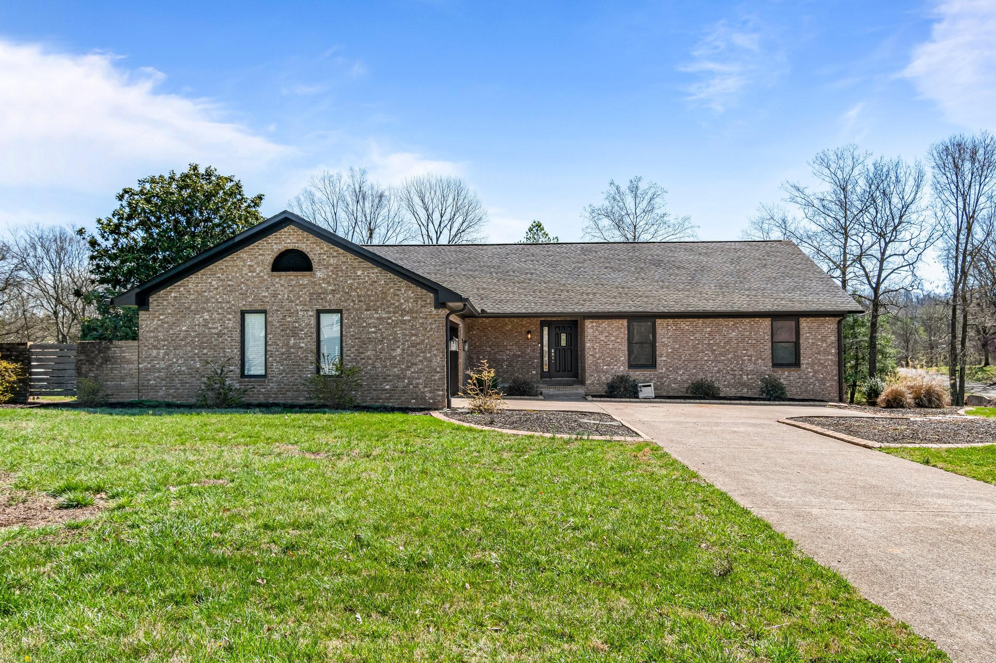 1106 Roseland Dr Property Photo 1