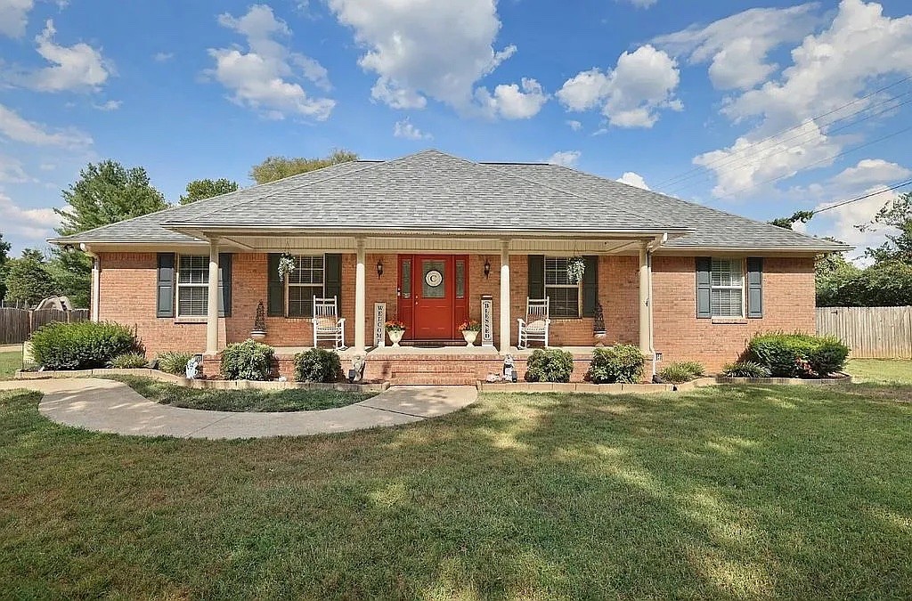 300 Gray Ln Property Photo 1