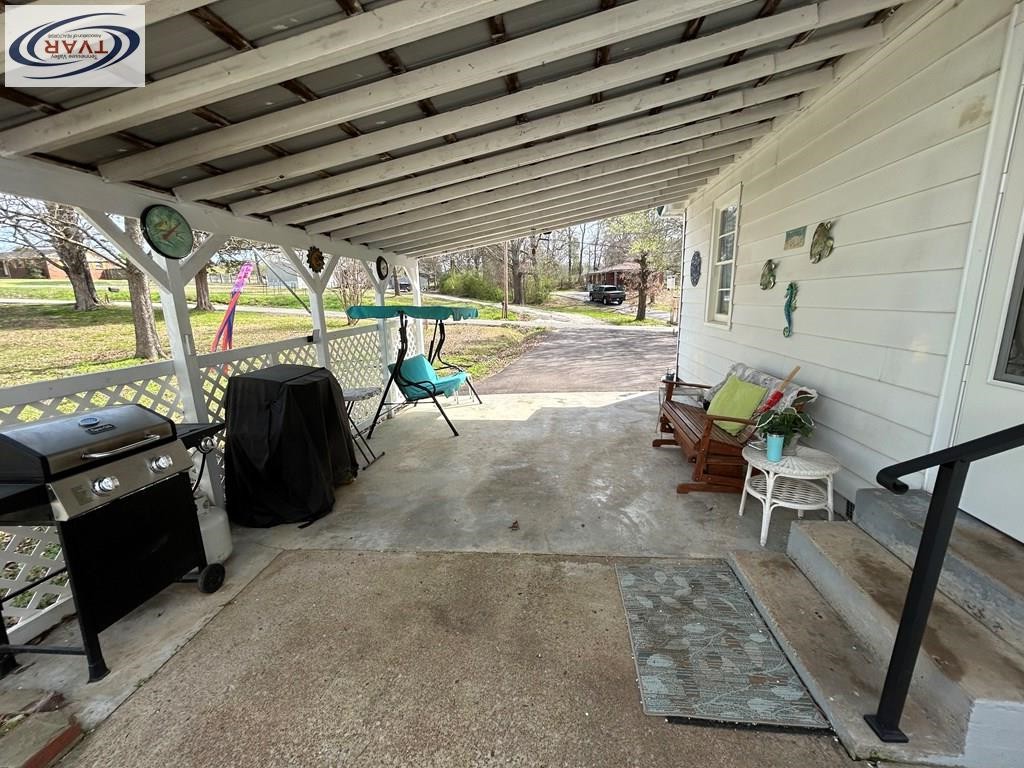 449 Oak St Property Photo 4