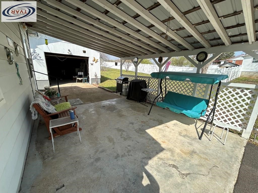 449 Oak St Property Photo 5