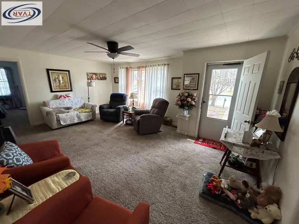 449 Oak St Property Photo 8
