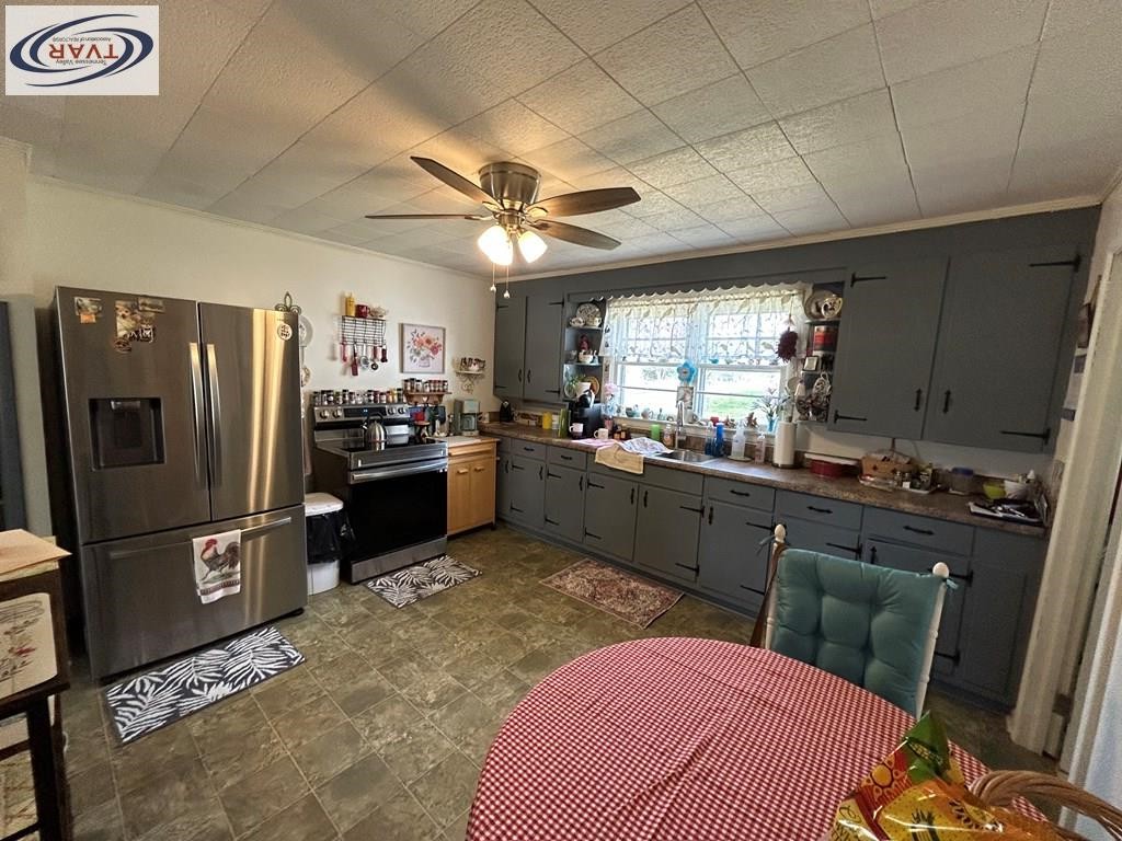 449 Oak St Property Photo 10