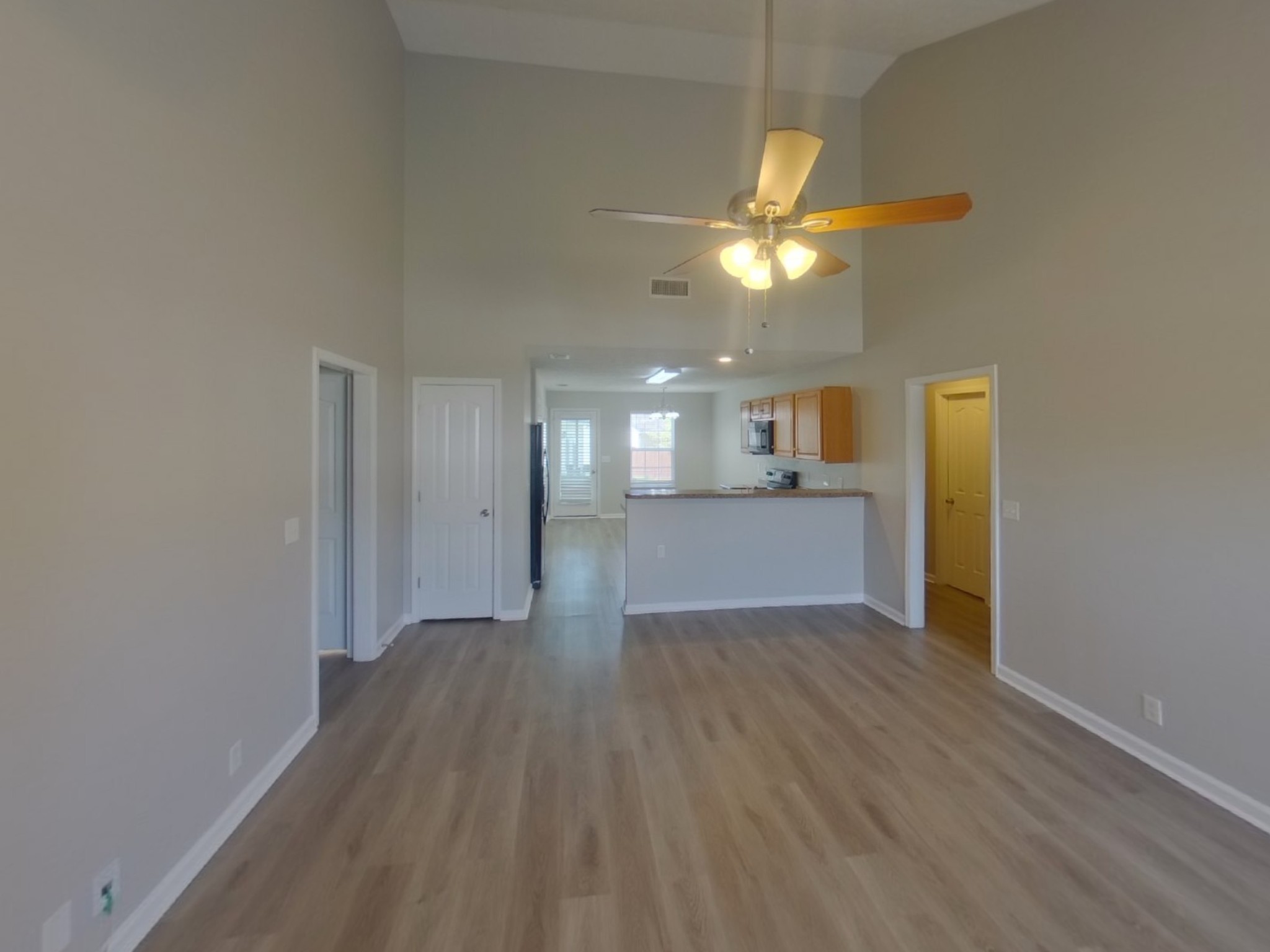 3005 Weybridge Dr Property Photo 3