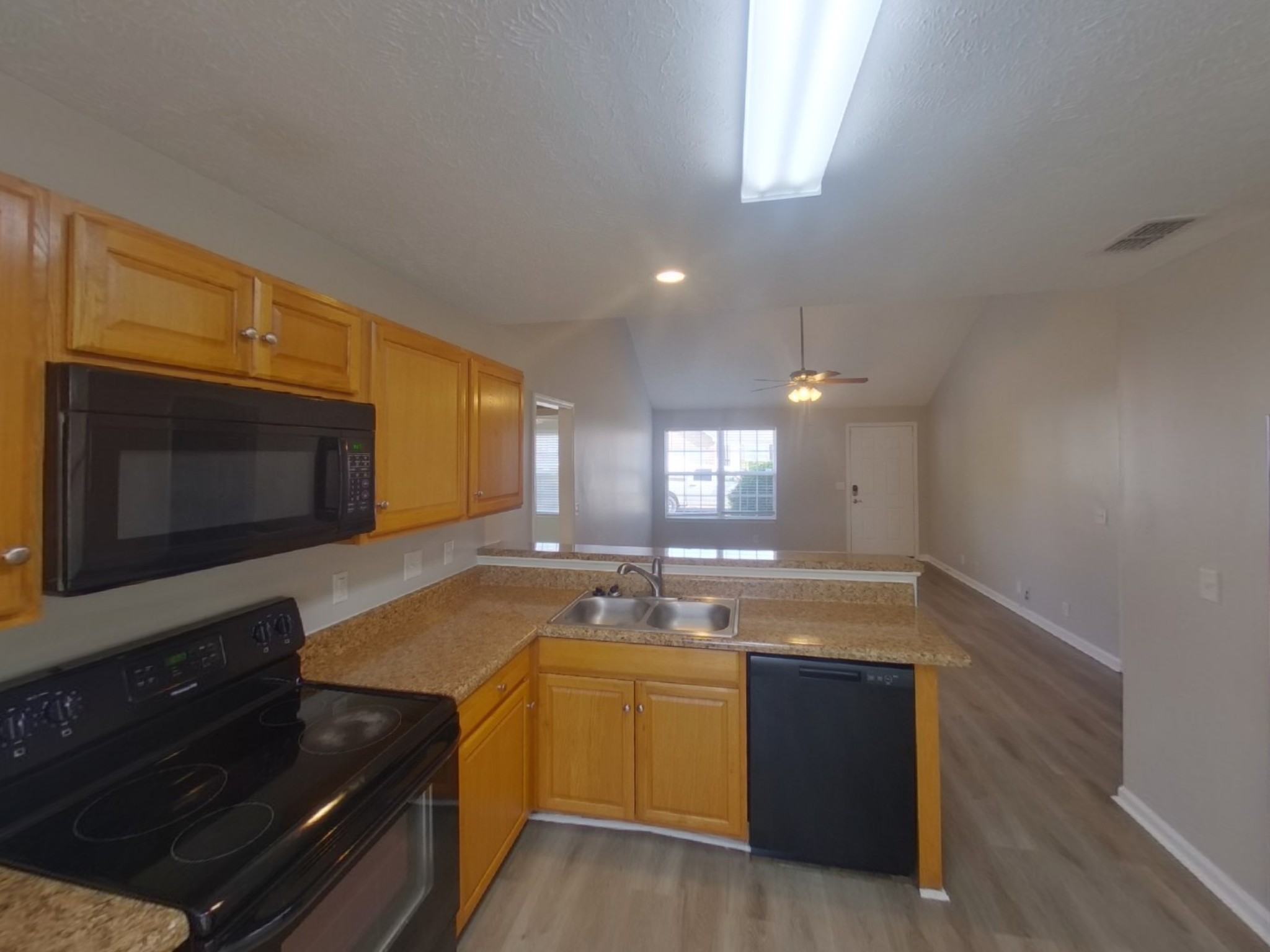 3005 Weybridge Dr Property Photo 4