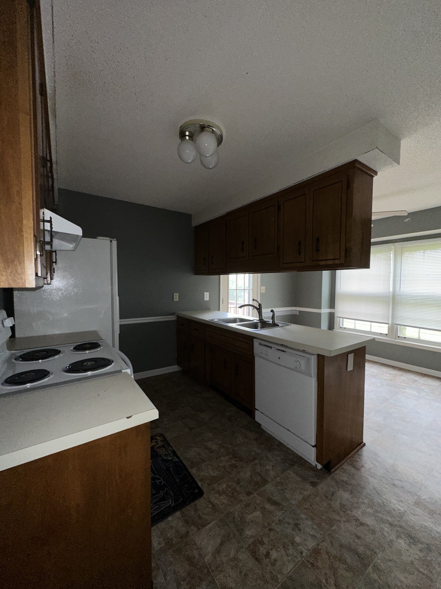 822 Iris Ln Property Photo 3