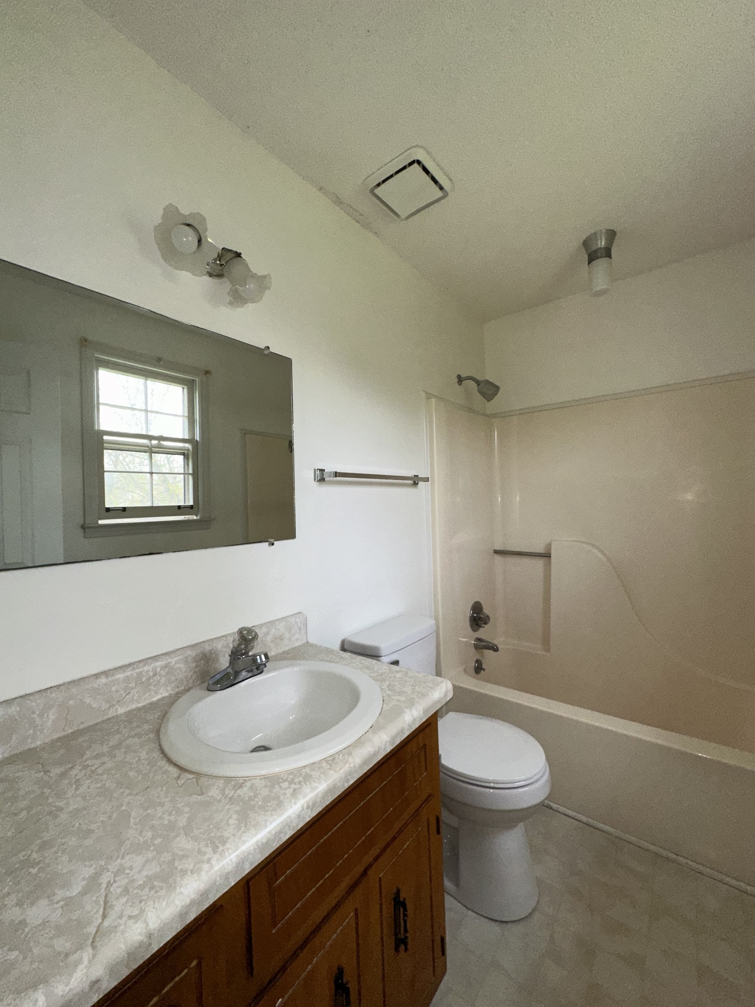 822 Iris Ln Property Photo 9
