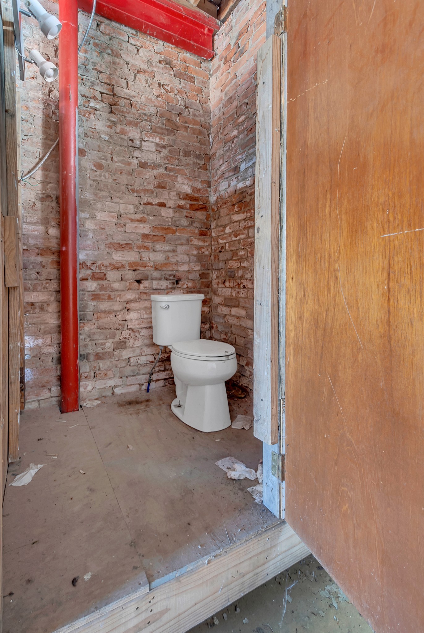 209 W 13th St Property Photo 25