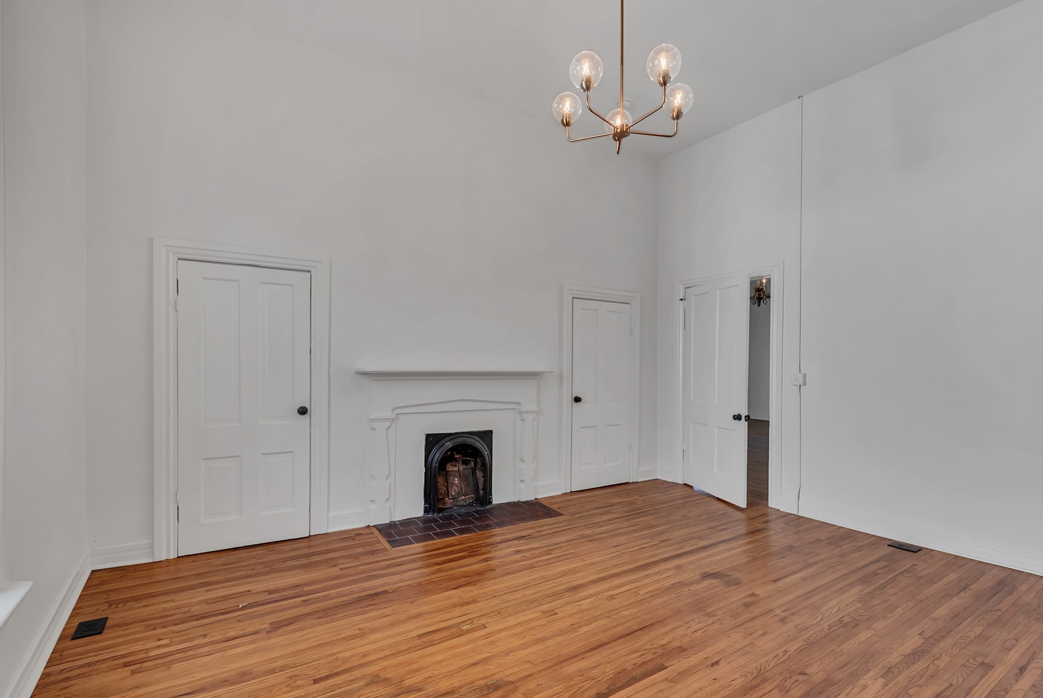 209 W 13th St Property Photo 38
