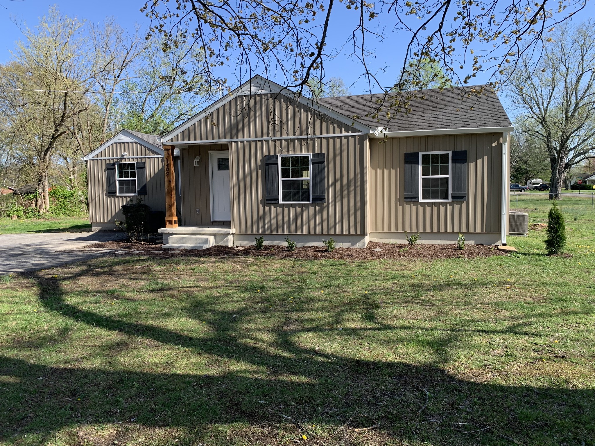 1402 E Grundy St Property Photo