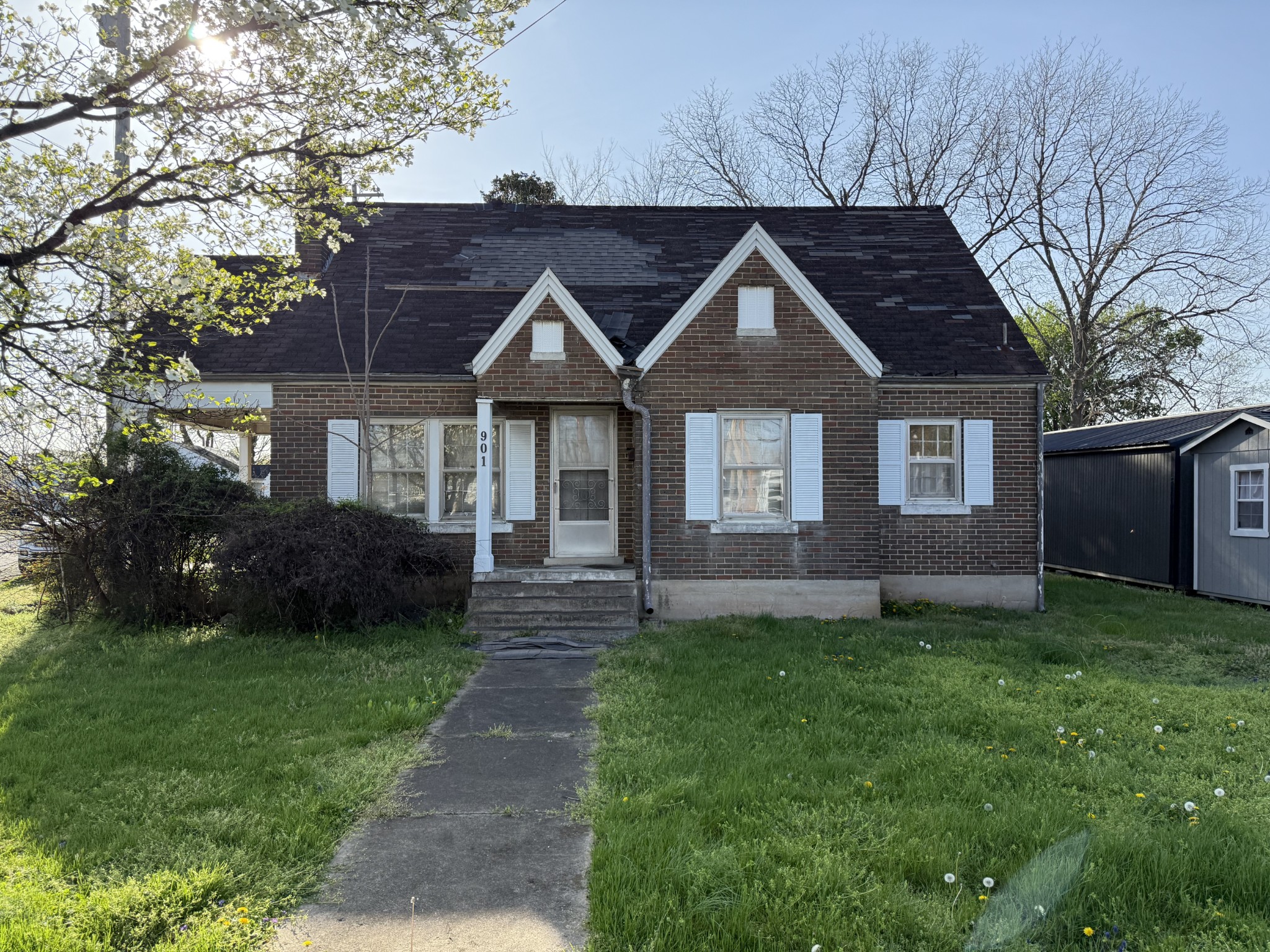 901 N Locust Ave Property Photo 1