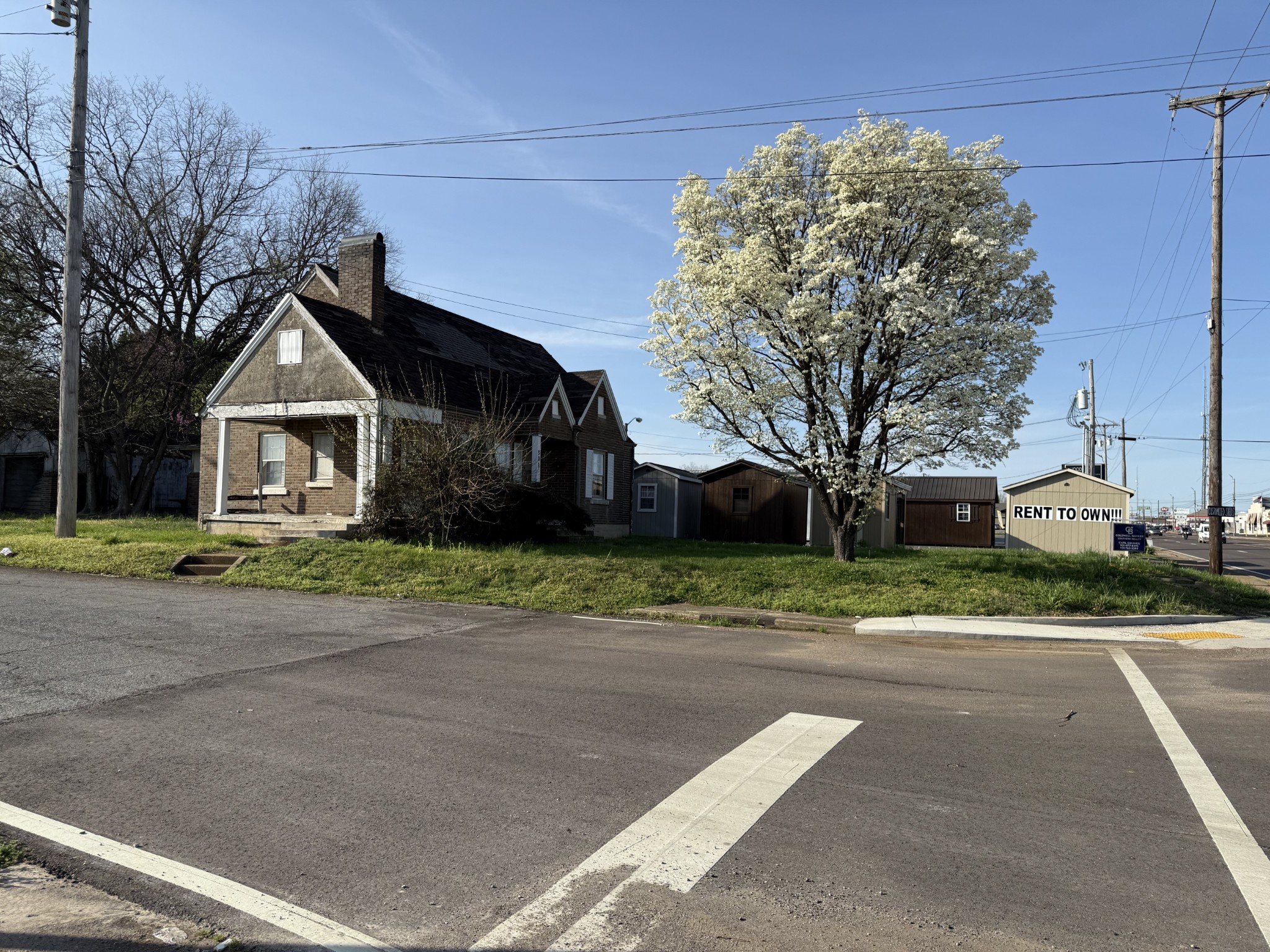 901 N Locust Ave Property Photo 4