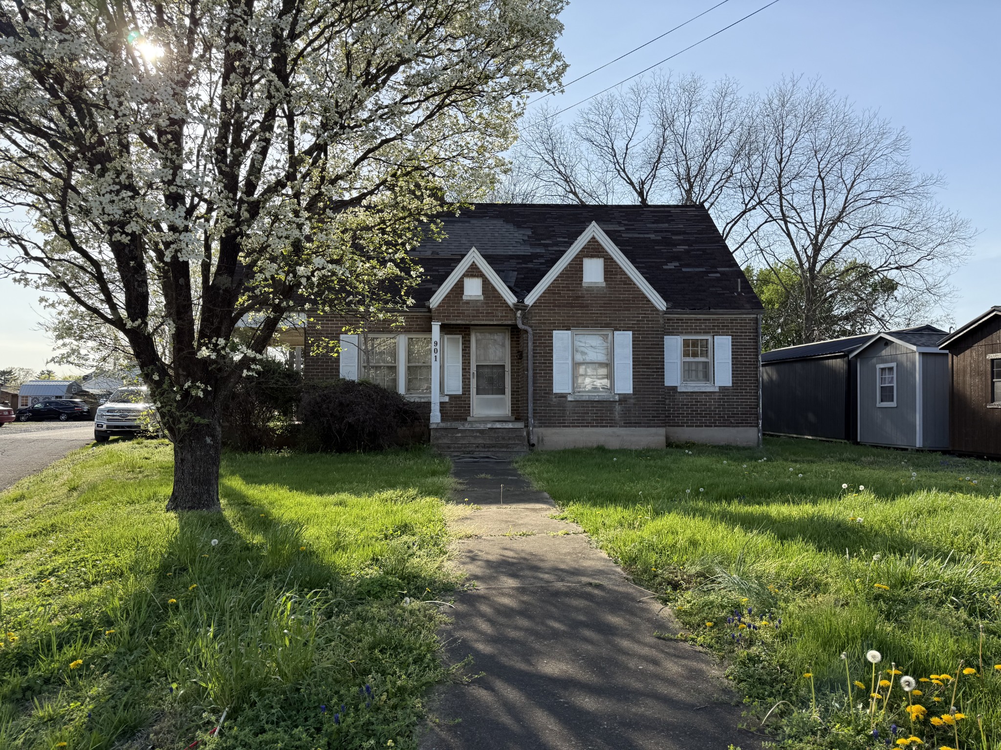 901 N Locust Ave Property Photo 5