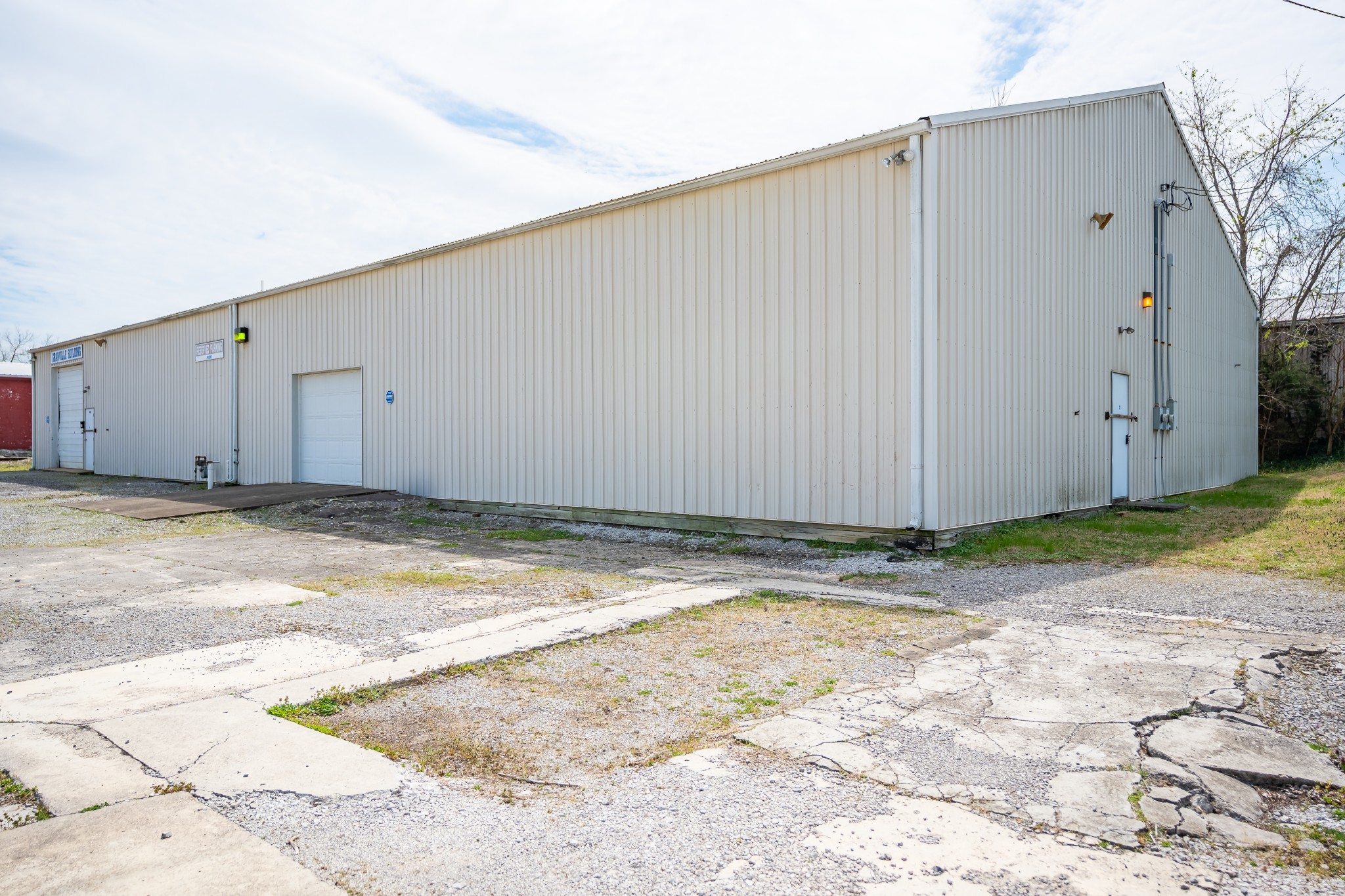 417 1st St, E Property Photo 2