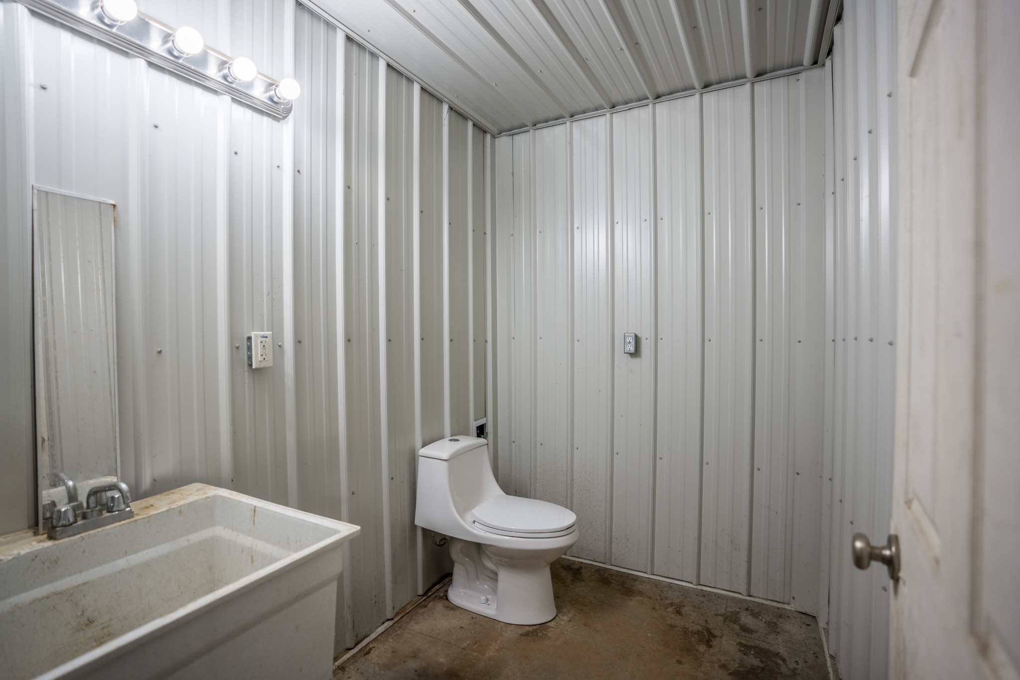 417 1st St, E Property Photo 6