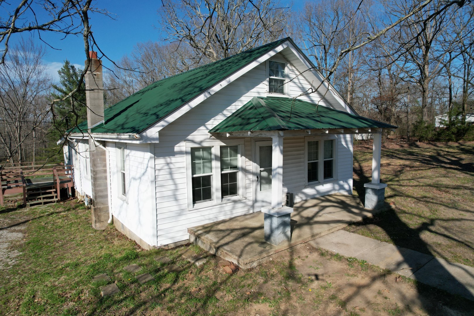 828 Pond Rd Property Photo