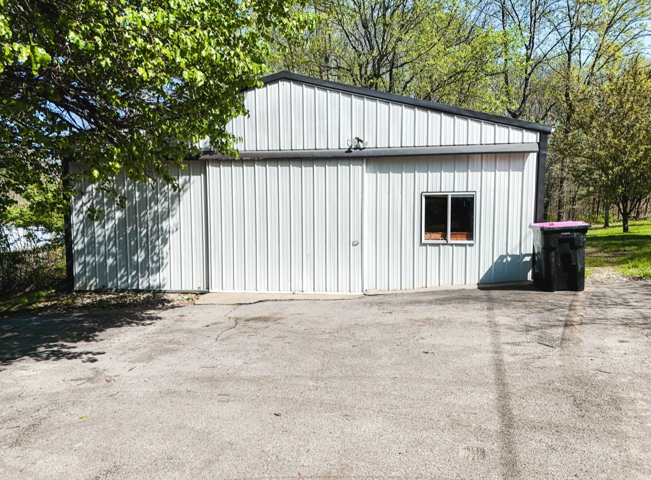 1818 31w Hwy Property Photo 4